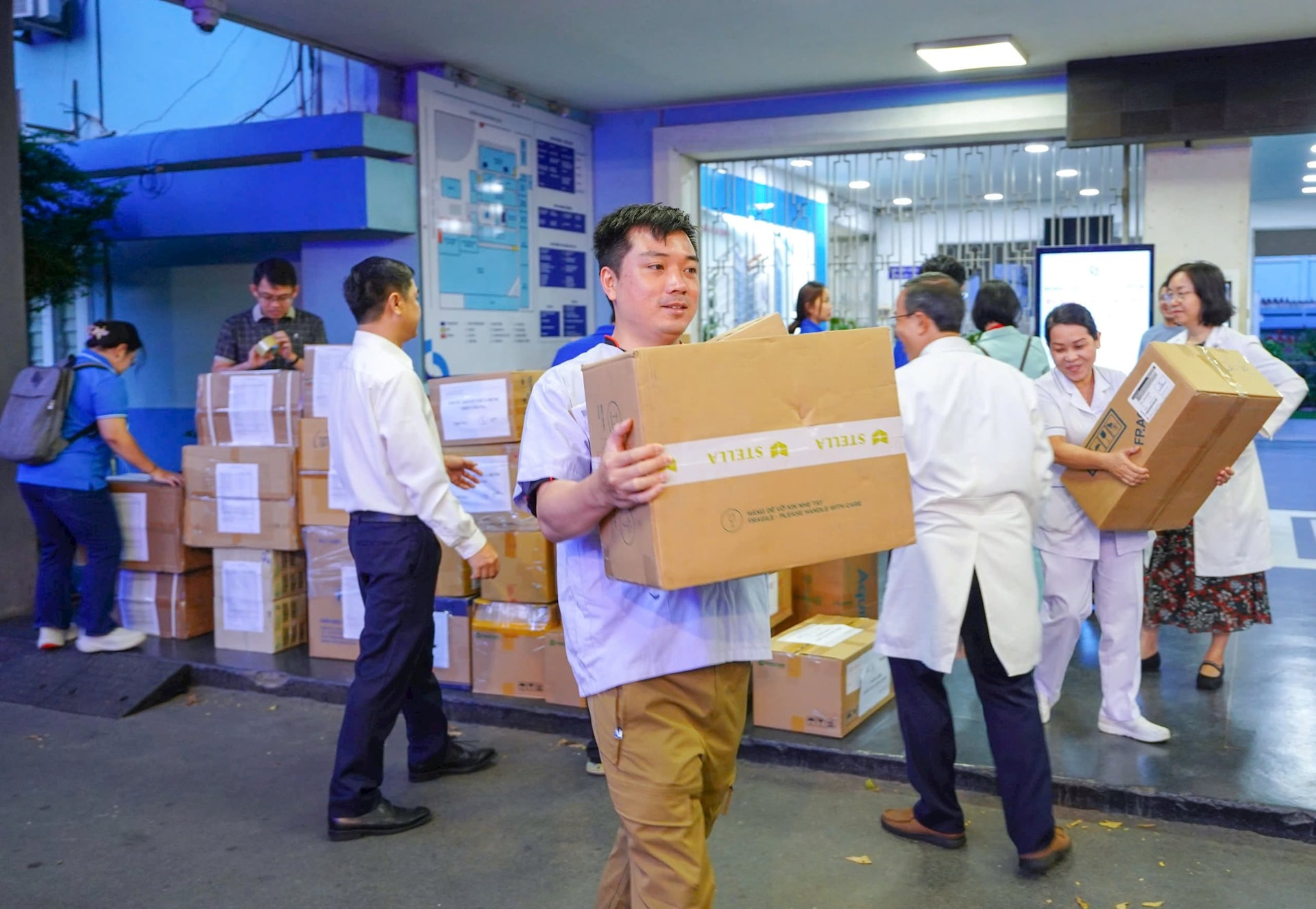 Gần 100 y b&aacute;c sĩ TP.HCM l&ecirc;n đường, chung tay chăm s&oacute;c sức khỏe đồng b&agrave;o v&ugrave;ng lũ- Ảnh 3.