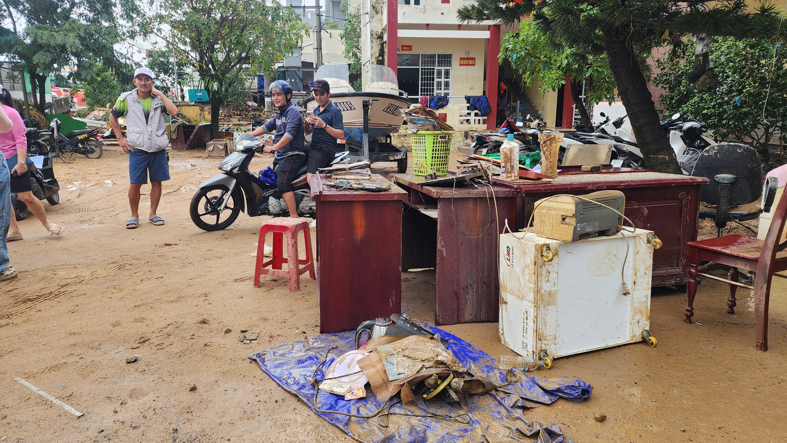 B&aacute;o Người Lao Động ph&aacute;t động chương tr&igrave;nh &ldquo;Triệu tập vở cho học sinh v&ugrave;ng bị thi&ecirc;n tai"- Ảnh 6.