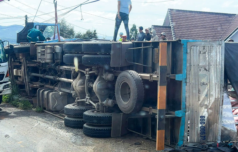 Hiện trường vụ lật xe tải tại khu vực đầu đ&egrave;o Ph&uacute; Sơn - Ảnh: Thụy Trang.
