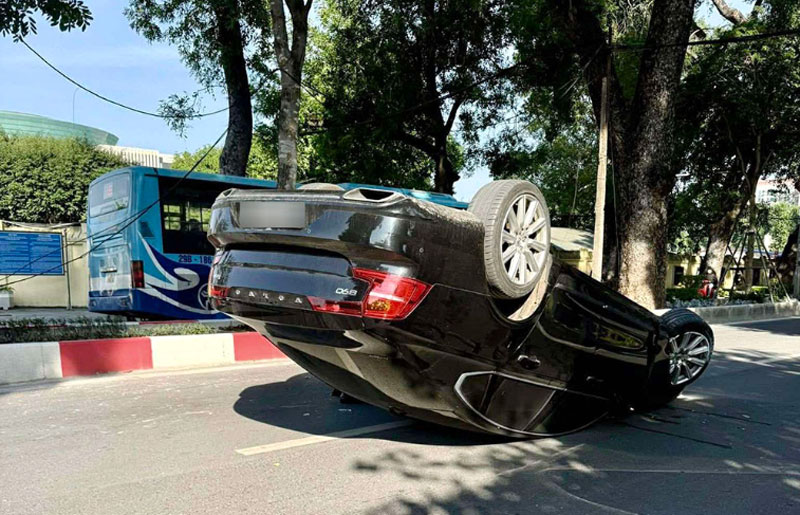 Xe sang Volvo S90 bị lật ngửa tr&ecirc;n đường Ho&agrave;ng Diệu - Ảnh: Thanh H&agrave;.
