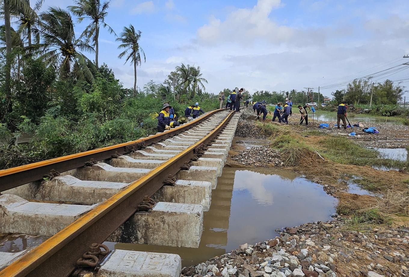 Bộ X&acirc;y dựng tiếp ứng vật tư, chỉ đạo xử l&yacute; sạt lở, huy động tổng lực mở đường sau lũ- Ảnh 3.