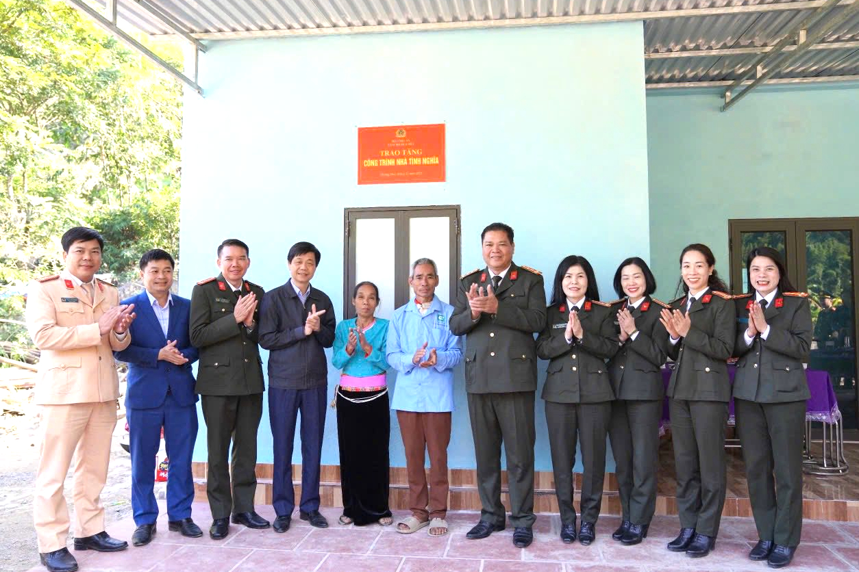 Bộ Công an trao nhà tình nghĩa cho hộ dân khó khăn tại xã Mường Hoa, Phú Thọ- Ảnh 1. Bộ Công an trao nhà tình nghĩa cho hộ dân khó khăn tại xã Mường Hoa, Phú Thọ- Ảnh 1.