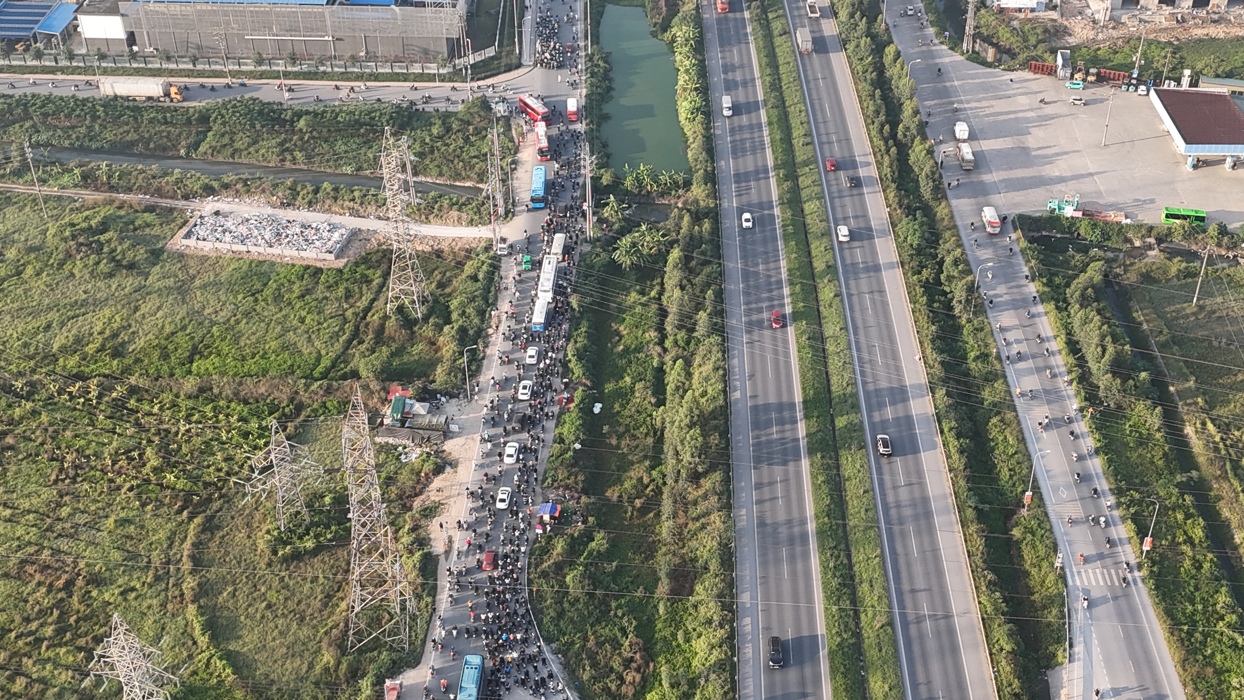 Triển khai nhiều giải ph&aacute;p giảm &ugrave;n tắc giao th&ocirc;ng qua khu c&ocirc;ng nghiệp Bắc Ninh- Ảnh 15.