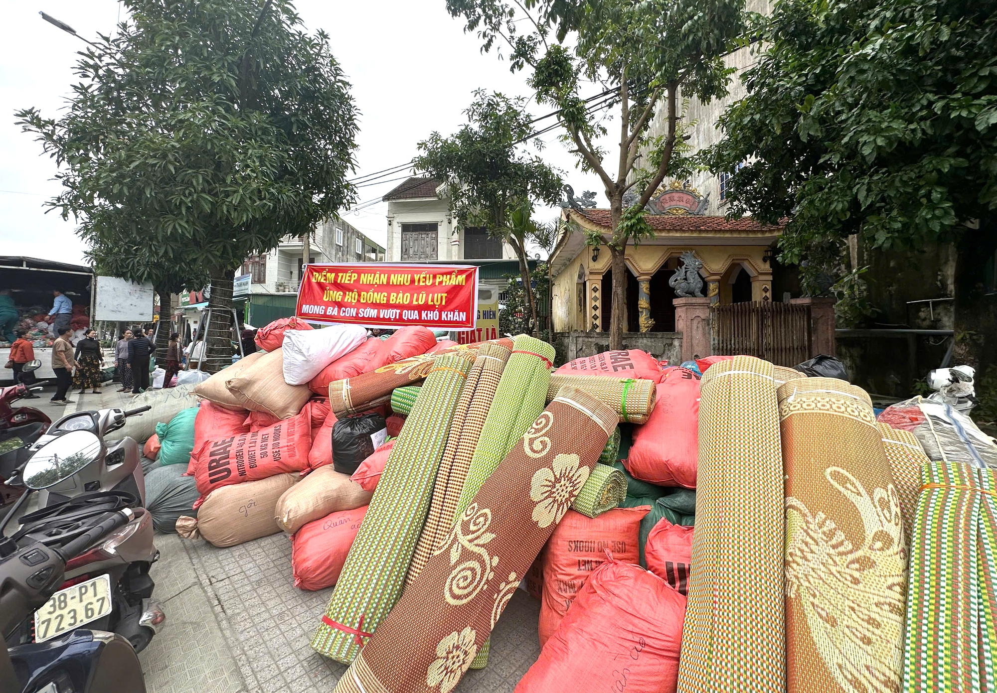 Hà Tĩnh hướng về Nam Trung Bộ giữa những ngày lũ dữ- Ảnh 2. Hà Tĩnh hướng về Nam Trung Bộ giữa những ngày lũ dữ- Ảnh 2.