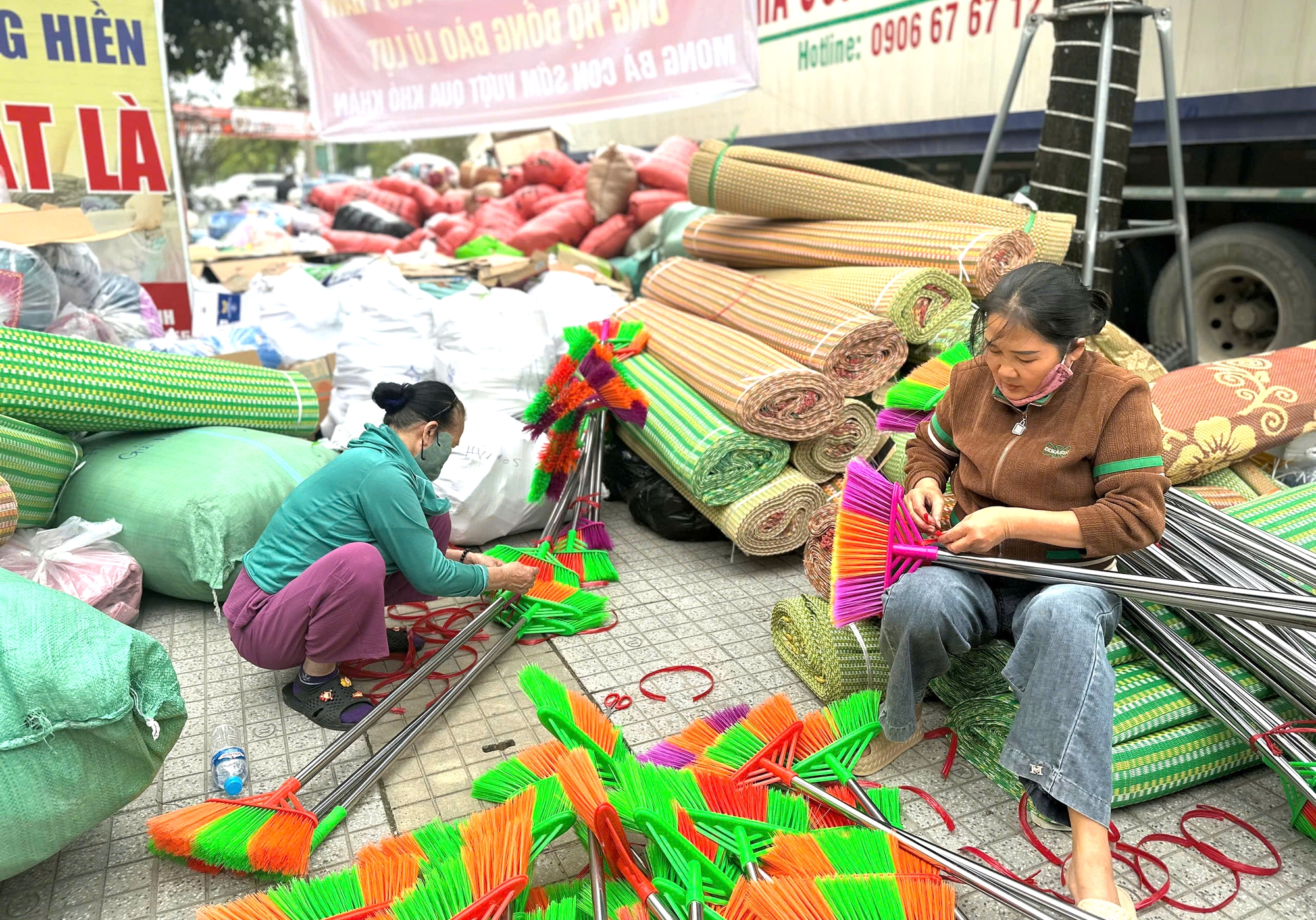Hà Tĩnh hướng về Nam Trung Bộ giữa những ngày lũ dữ- Ảnh 3. Hà Tĩnh hướng về Nam Trung Bộ giữa những ngày lũ dữ- Ảnh 3.