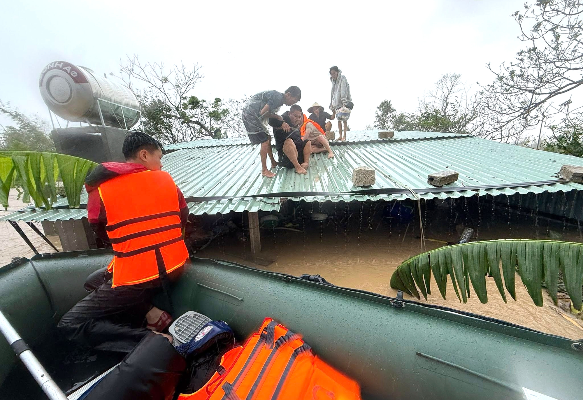 Hà Tĩnh hướng về Nam Trung Bộ giữa những ngày lũ dữ- Ảnh 4. Hà Tĩnh hướng về Nam Trung Bộ giữa những ngày lũ dữ- Ảnh 4.