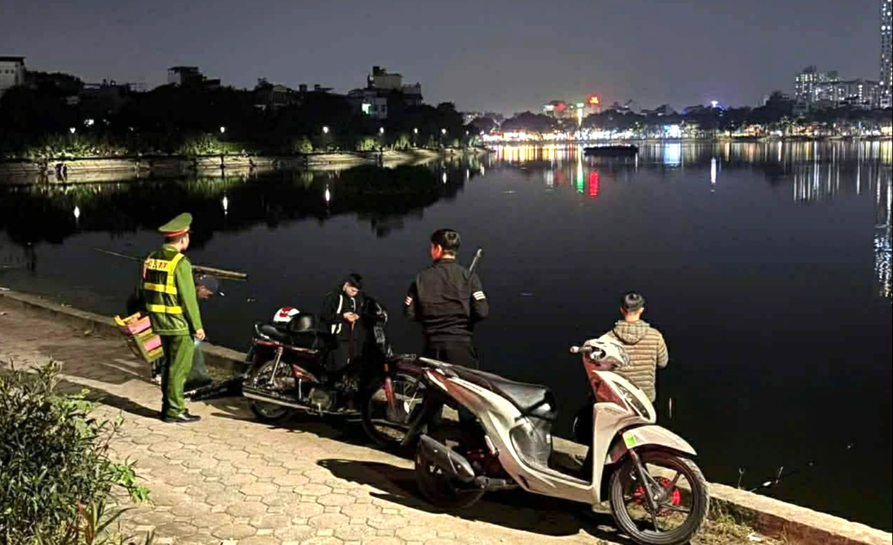 H&agrave; Nội: Chấm dứt cảnh tụ tập c&acirc;u c&aacute; tại hồ Linh Đ&agrave;m- Ảnh 1.