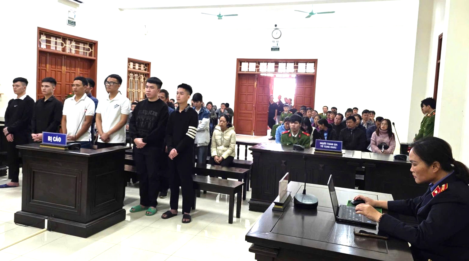 Ninh Bình: Siết chặt an ninh phiên tòa đường dây làm giả hàng nghìn giấy phép lái xe- Ảnh 1. Ninh Bình: Siết chặt an ninh phiên tòa đường dây làm giả hàng nghìn giấy phép lái xe- Ảnh 1.