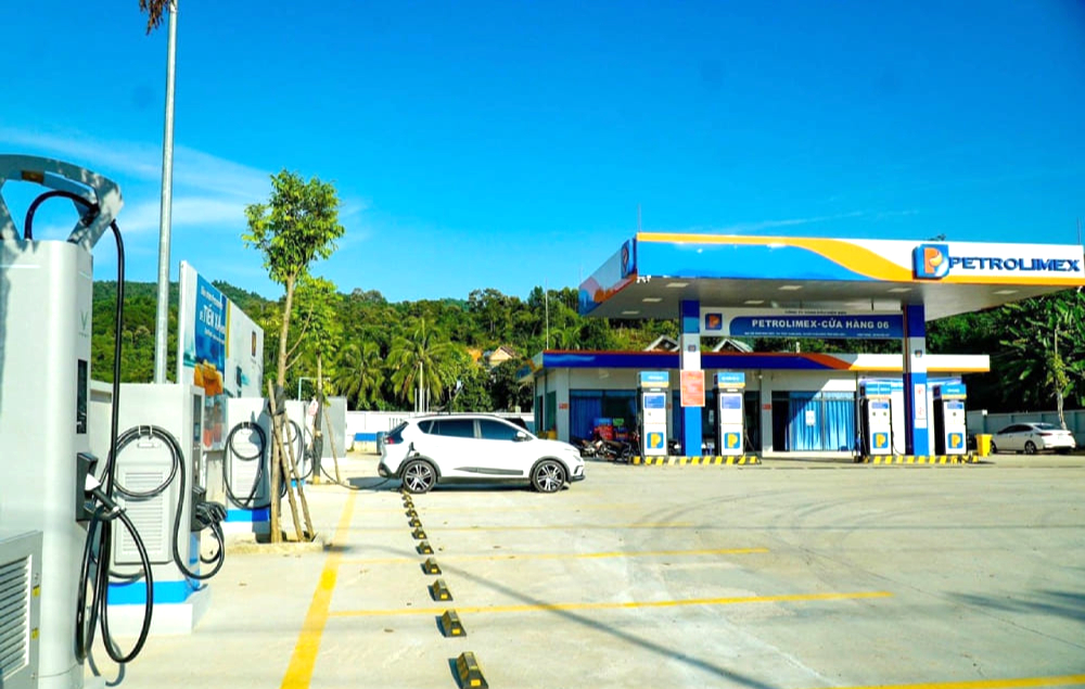 Hà Tĩnh chuẩn bị gì cho chuyển đổi vận tải công cộng bằng xe buýt điện?- Ảnh 1. Hà Tĩnh chuẩn bị gì cho chuyển đổi vận tải công cộng bằng xe buýt điện?- Ảnh 1.