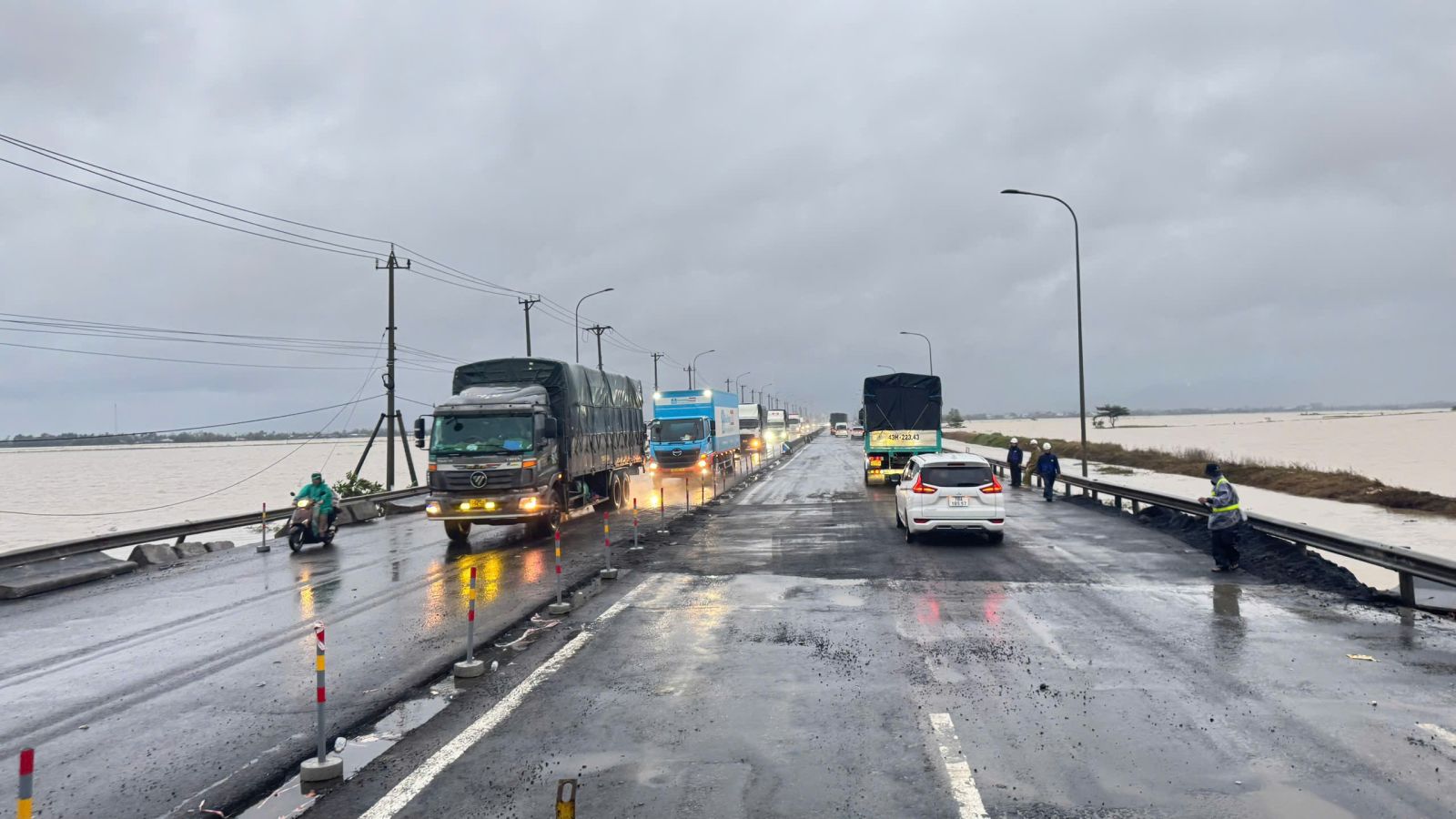 Bộ X&acirc;y dựng tiếp ứng vật tư, chỉ đạo xử l&yacute; sạt lở, huy động tổng lực mở đường sau lũ- Ảnh 1.