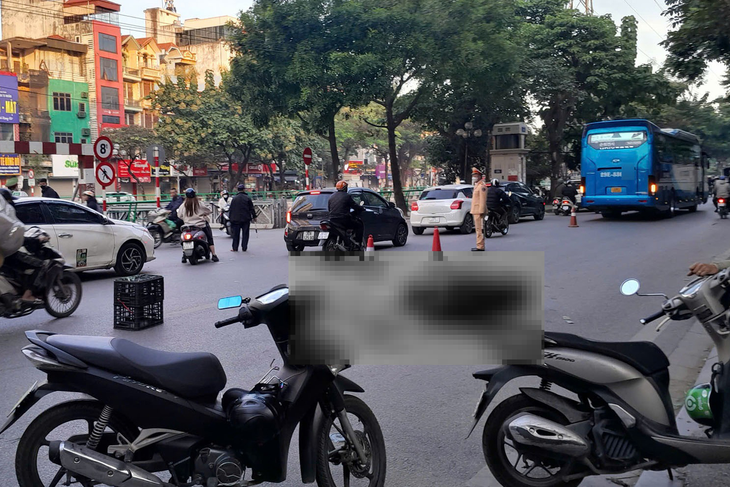 H&agrave; Nội: &Ocirc; t&ocirc; kh&aacute;ch va chạm xe m&aacute;y ở Kim Ngưu, một c&ocirc; g&aacute;i tử vong- Ảnh 1.
