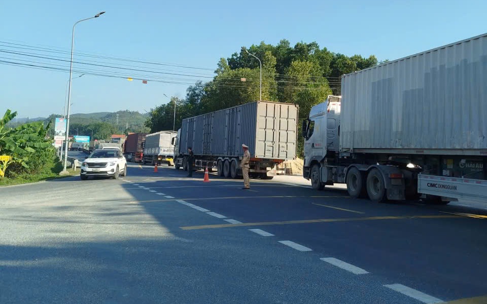 Lạng Sơn: 6 người thương vong sau vụ &ocirc; t&ocirc; 7 chỗ đấu đầu xe container tr&ecirc;n quốc lộ 1A