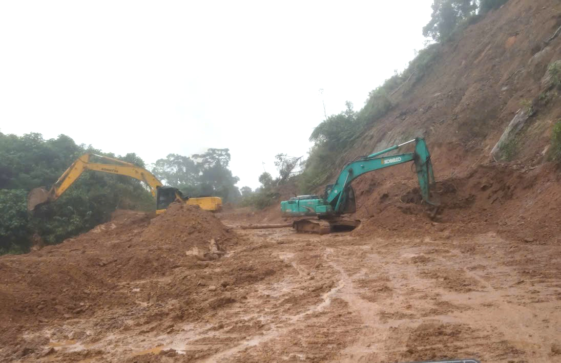 Huế: Nỗ lực khắc phục sạt lở, đảm bảo giao th&ocirc;ng sau lũ- Ảnh 3.