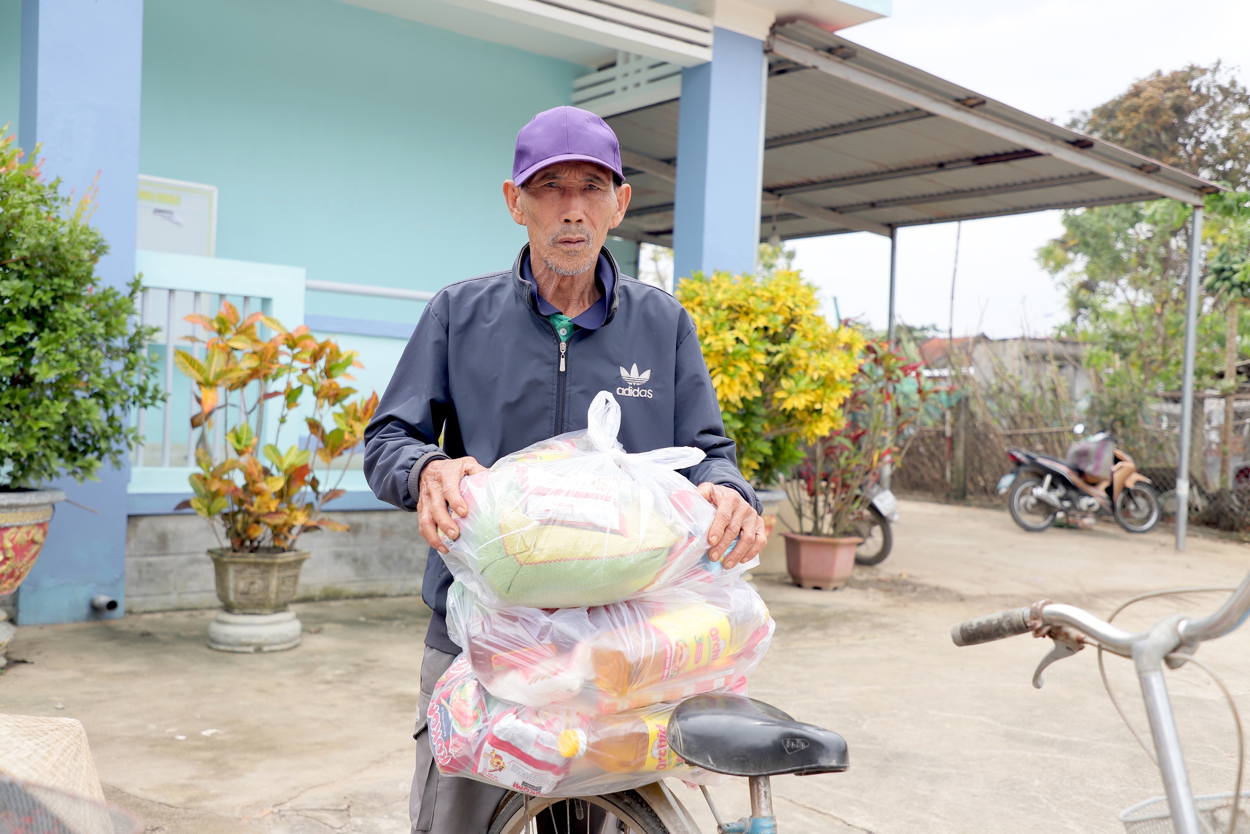 Đắk Lắk: Tiếp tục mang nhu yếu phẩm cứu trợ b&agrave; con v&ugrave;ng lũ Ph&uacute; Y&ecirc;n- Ảnh 4.