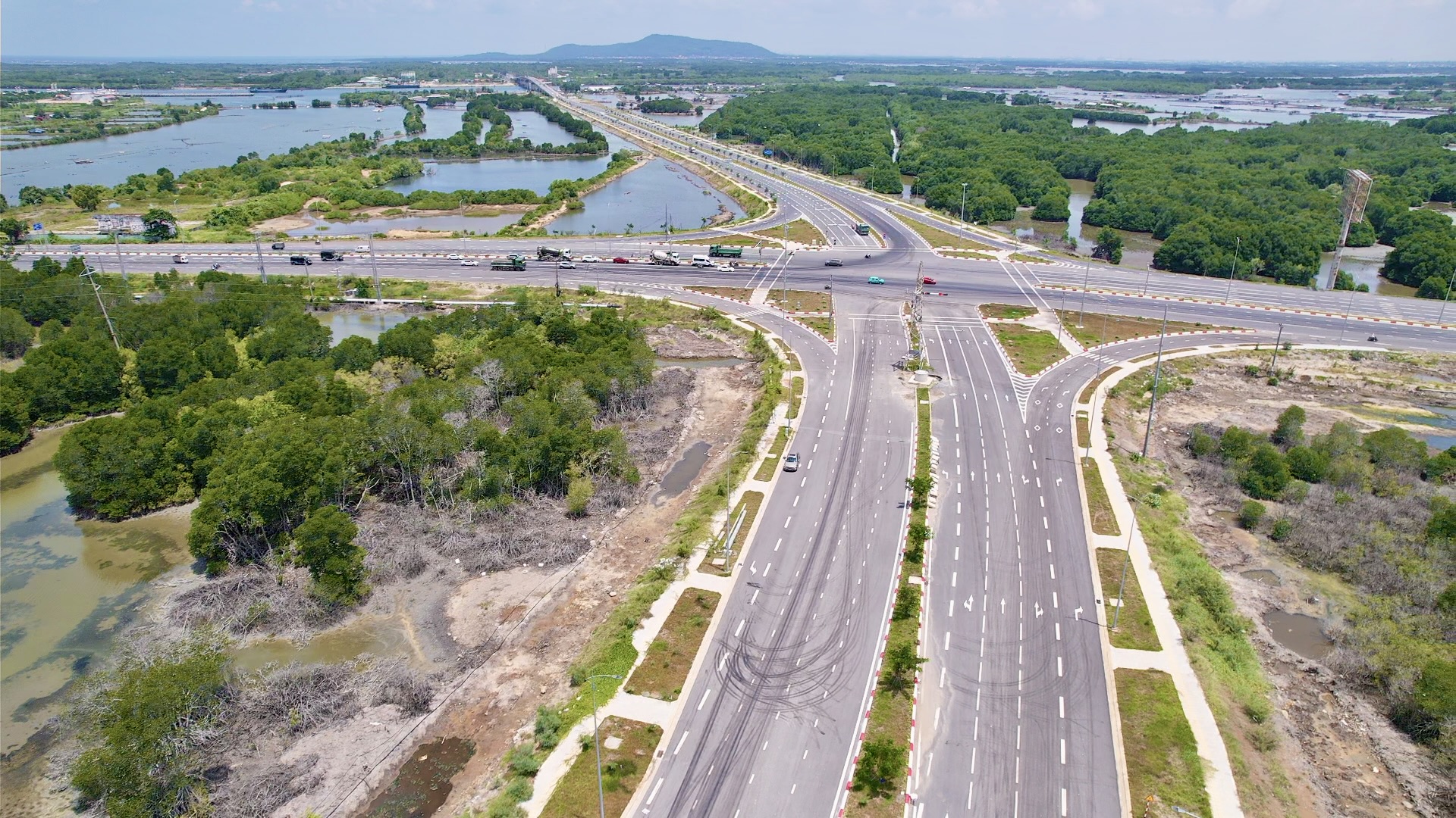 Men v&aacute;ch n&uacute;i, chạy dọc biển bắc cầu cạn mở rộng trục ven biển nối TP.HCM - L&acirc;m Đồng- Ảnh 1.