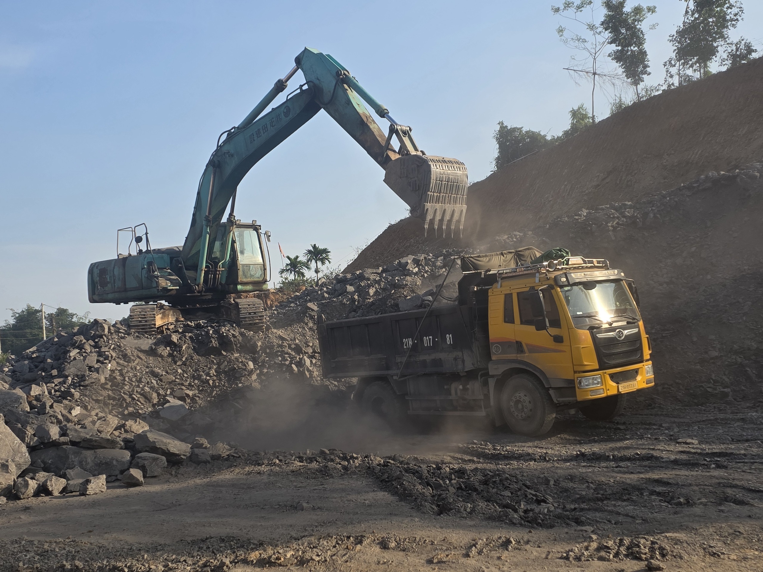 Tuyến đường hơn 500 tỷ đồng ở L&agrave;o Cai thi c&ocirc;ng "3 ca 4 k&iacute;p" để th&ocirc;ng tuyến trước 31/12- Ảnh 4.