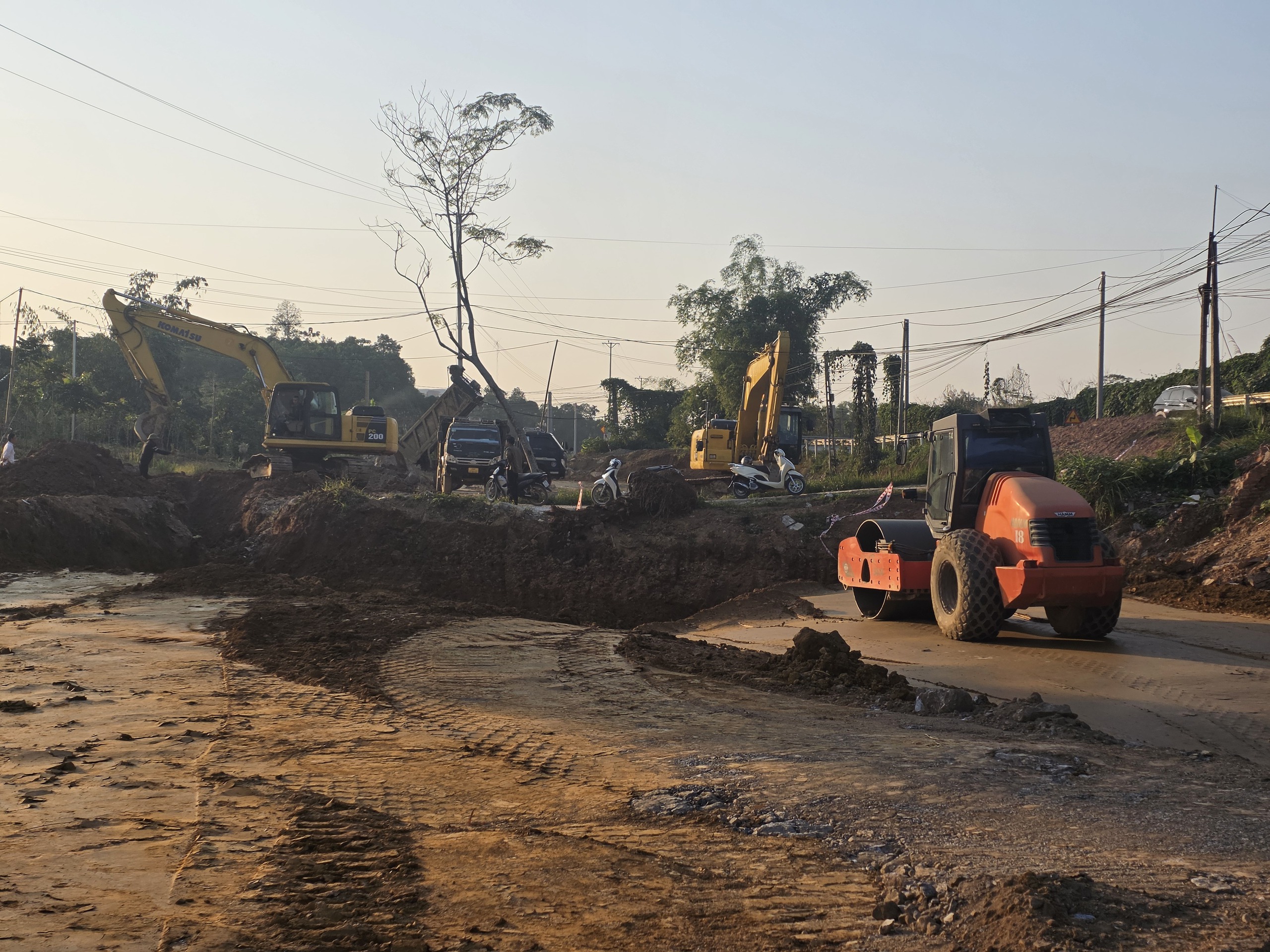 Tuyến đường hơn 500 tỷ đồng ở L&agrave;o Cai thi c&ocirc;ng "3 ca 4 k&iacute;p" để th&ocirc;ng tuyến trước 31/12- Ảnh 5.