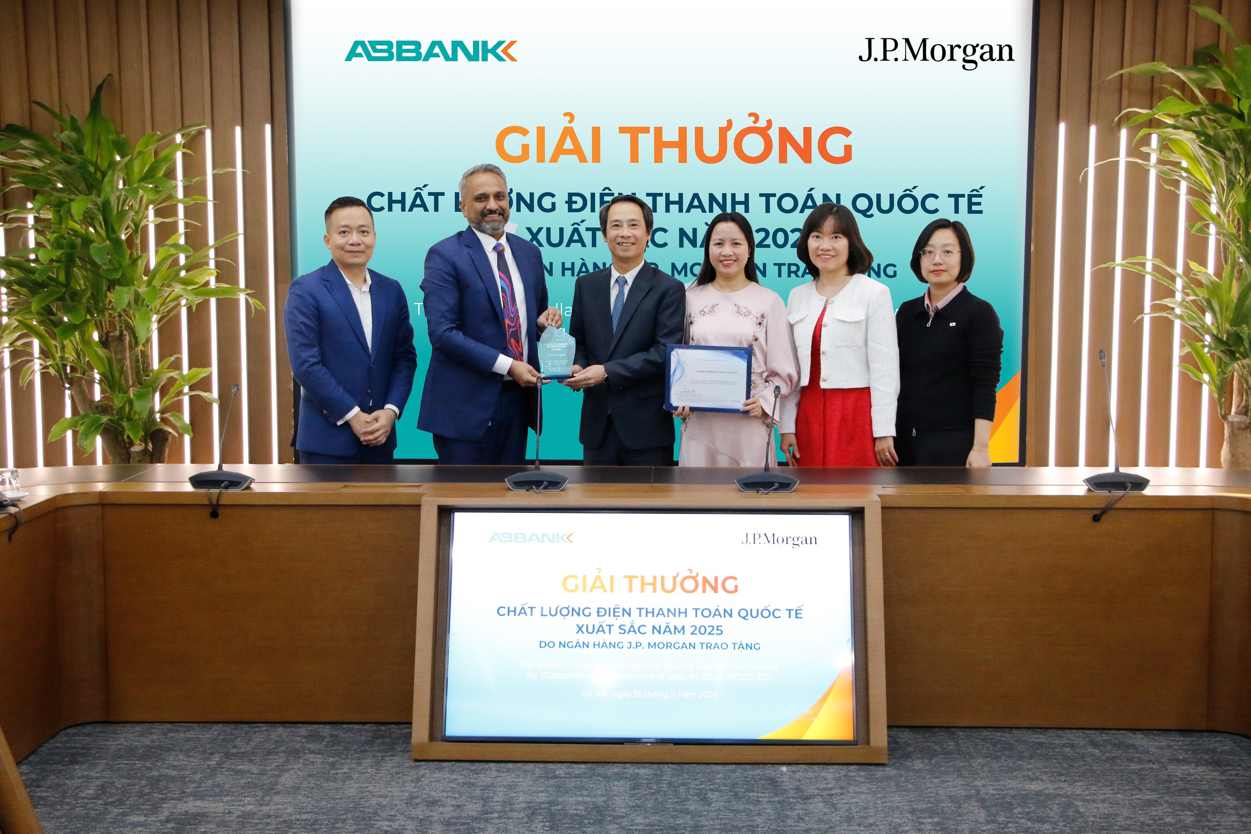 ABBANK giữ vững uy t&iacute;n thanh to&aacute;n quốc tế với giải thưởng từ J.P. Morgan- Ảnh 1.