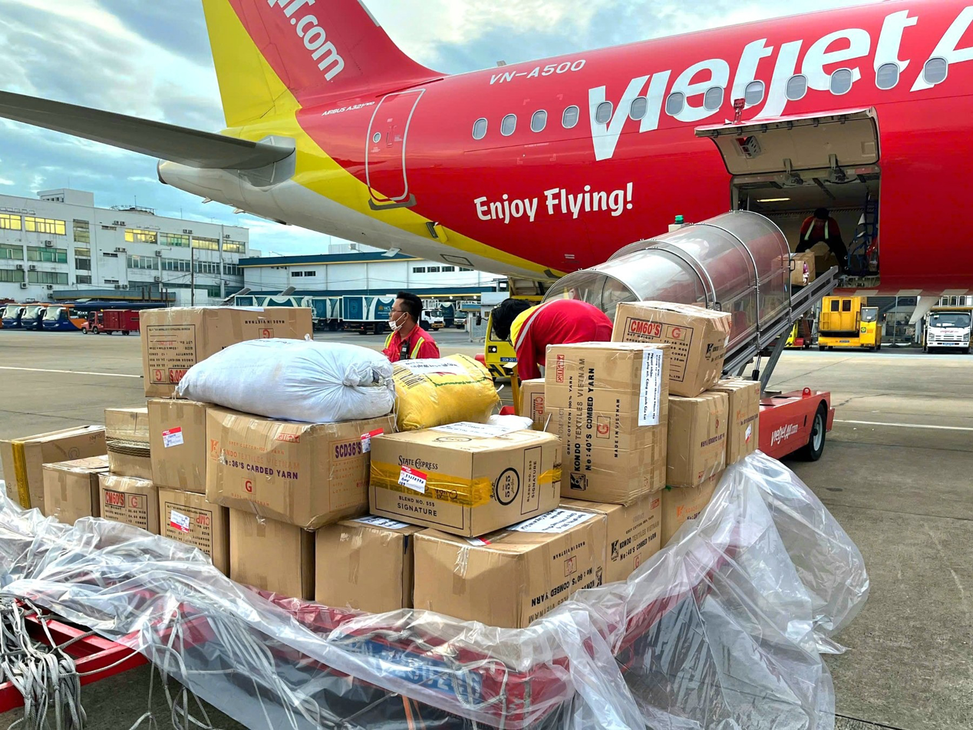 Những chuyến bay Vietjet chở đầy y&ecirc;u thương- Ảnh 1.