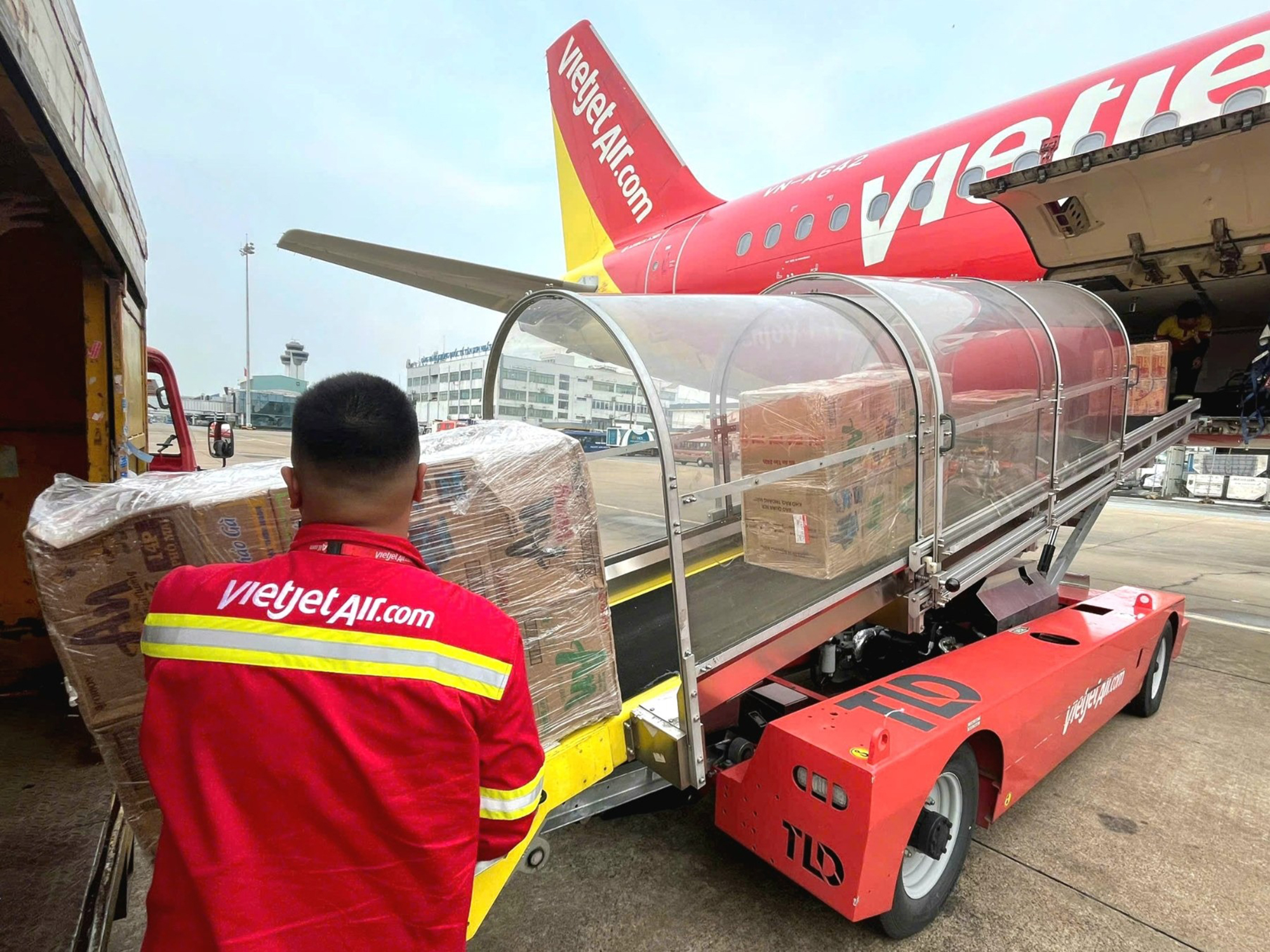 Những chuyến bay Vietjet chở đầy y&ecirc;u thương- Ảnh 2.