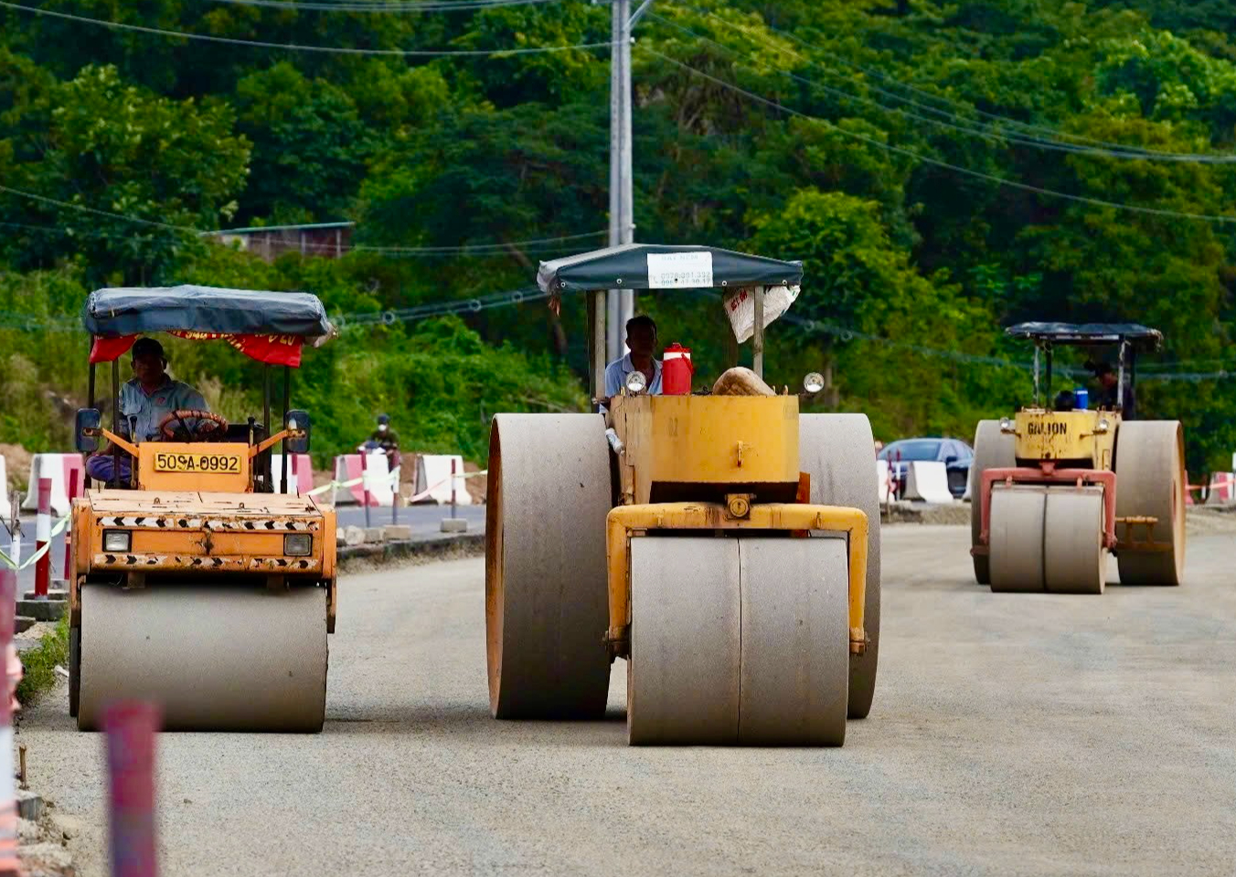 Men v&aacute;ch n&uacute;i, chạy dọc biển bắc cầu cạn mở rộng trục ven biển nối TP.HCM - L&acirc;m Đồng- Ảnh 4.