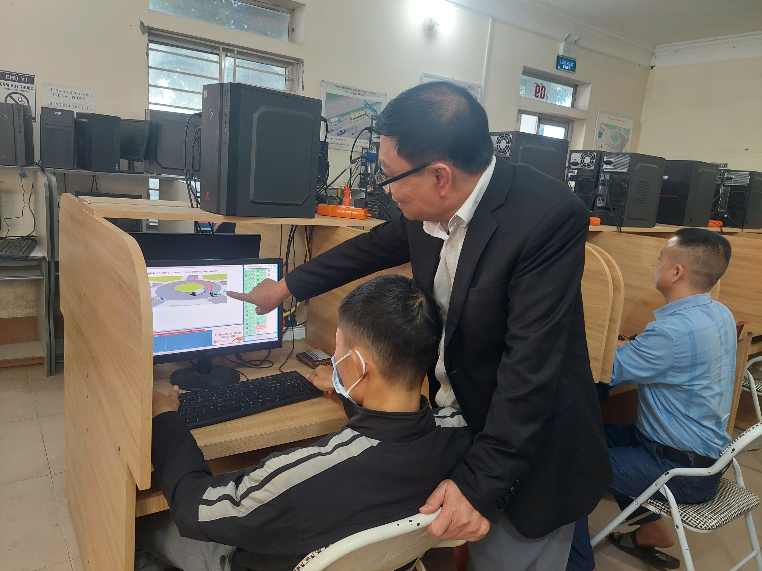 Ph&uacute; Thọ đẩy mạnh phổ biến ph&aacute;p luật an to&agrave;n giao th&ocirc;ng theo luật mới- Ảnh 1.