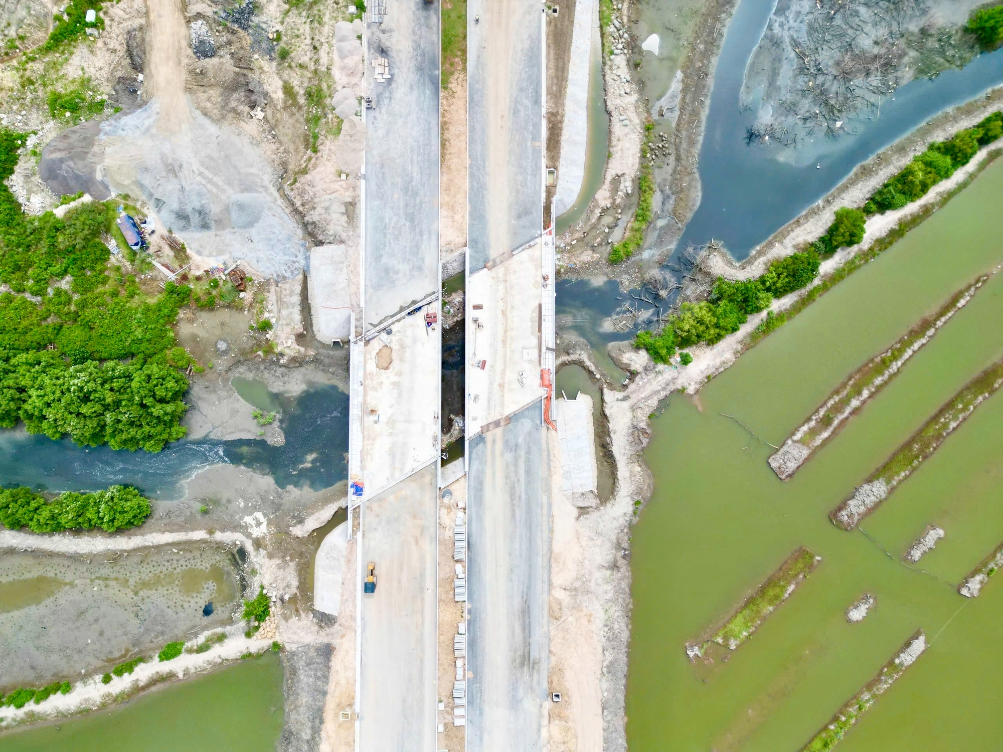 Men v&aacute;ch n&uacute;i, chạy dọc biển bắc cầu cạn mở rộng trục ven biển nối TP.HCM - L&acirc;m Đồng- Ảnh 20.