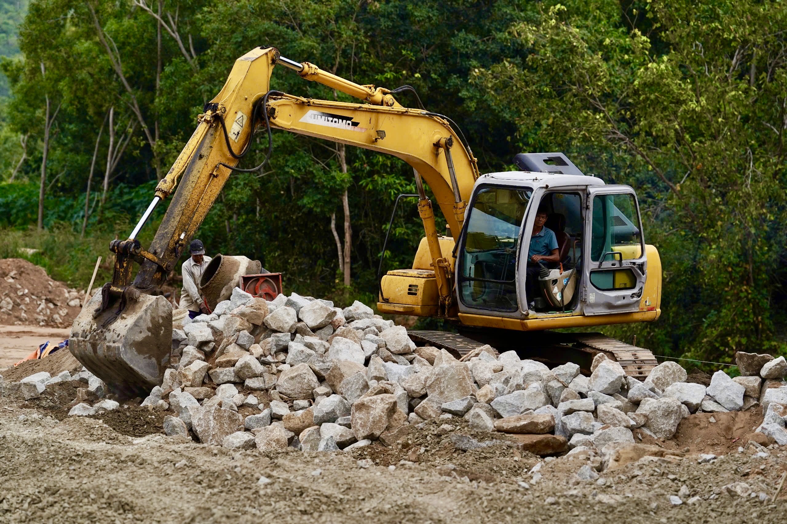 Men v&aacute;ch n&uacute;i, chạy dọc biển bắc cầu cạn mở rộng trục ven biển nối TP.HCM - L&acirc;m Đồng- Ảnh 5.