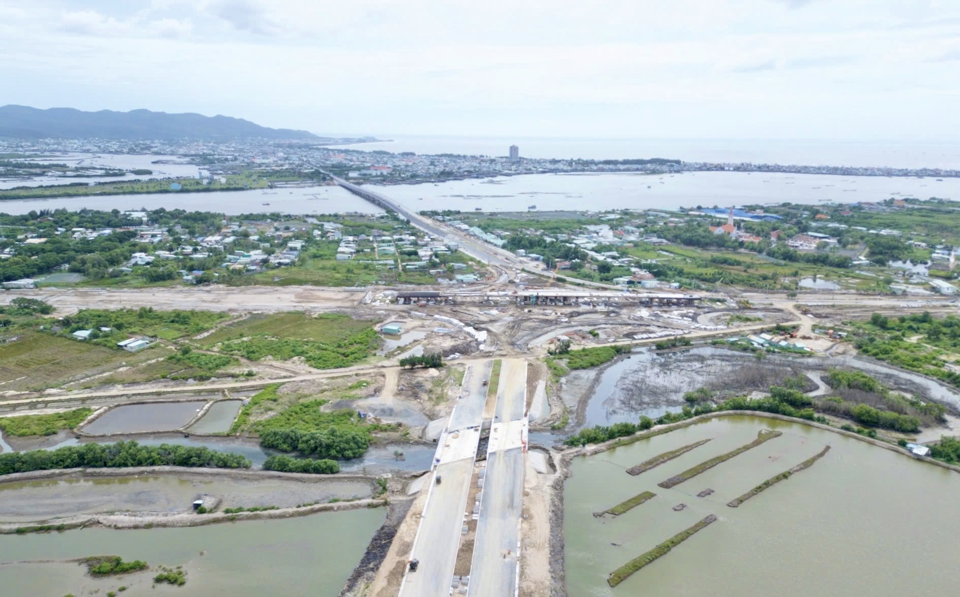 Men v&aacute;ch n&uacute;i, chạy dọc biển bắc cầu cạn mở rộng trục ven biển nối TP.HCM - L&acirc;m Đồng- Ảnh 13.