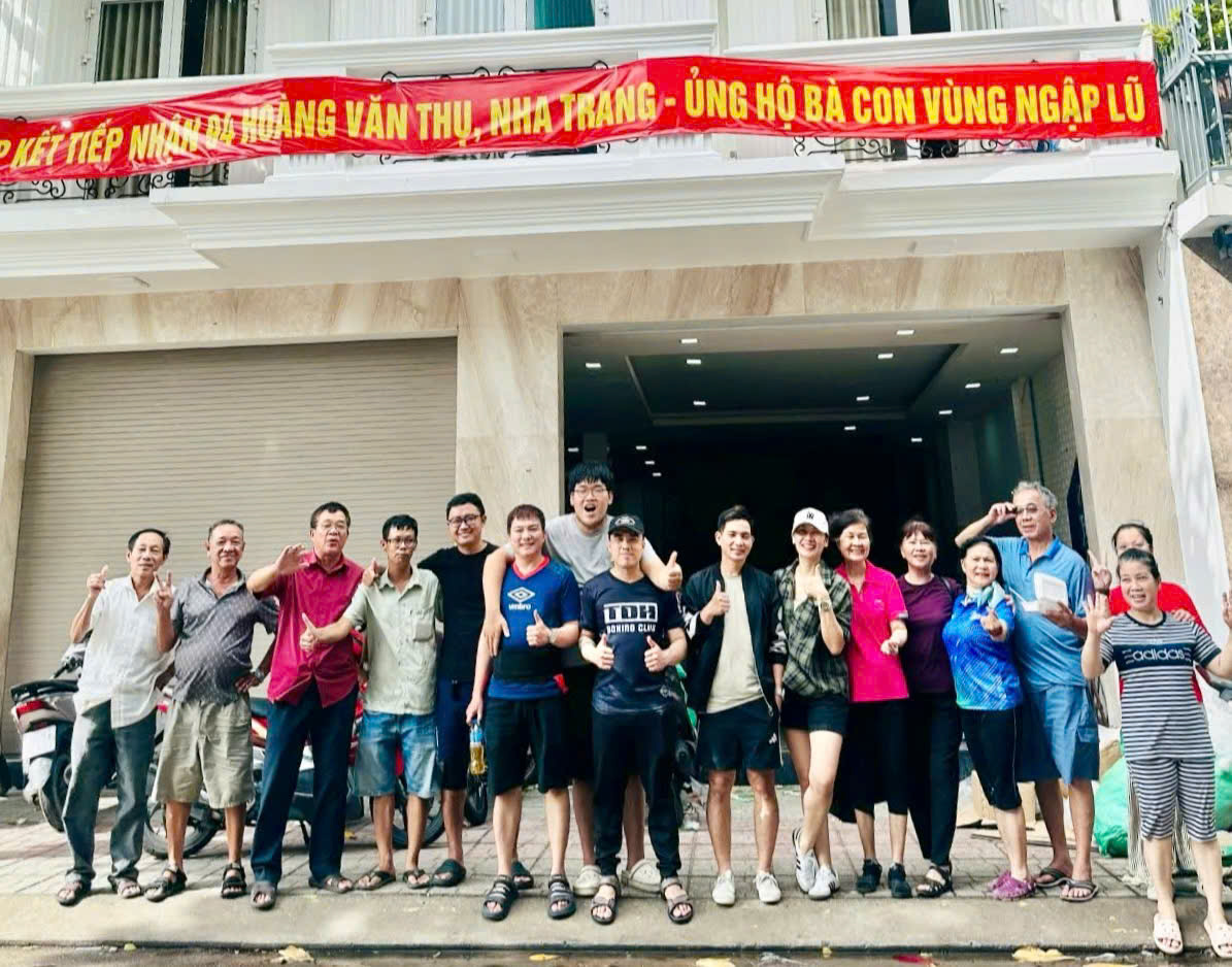 &Acirc;n t&igrave;nh trong lũ dữ: Chưa t&acirc;n gia đ&atilde; đ&oacute;n d&acirc;n tr&aacute;nh lũ, qu&ecirc;n ăn ngủ để k&ecirc;u gọi sẻ chia- Ảnh 1.