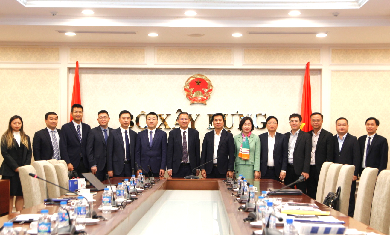 L&atilde;nh đạo Bộ X&acirc;y dựng chụp ảnh lưu niệm c&ugrave;ng Đo&agrave;n c&ocirc;ng t&aacute;c của Tập đo&agrave;n SZSC.