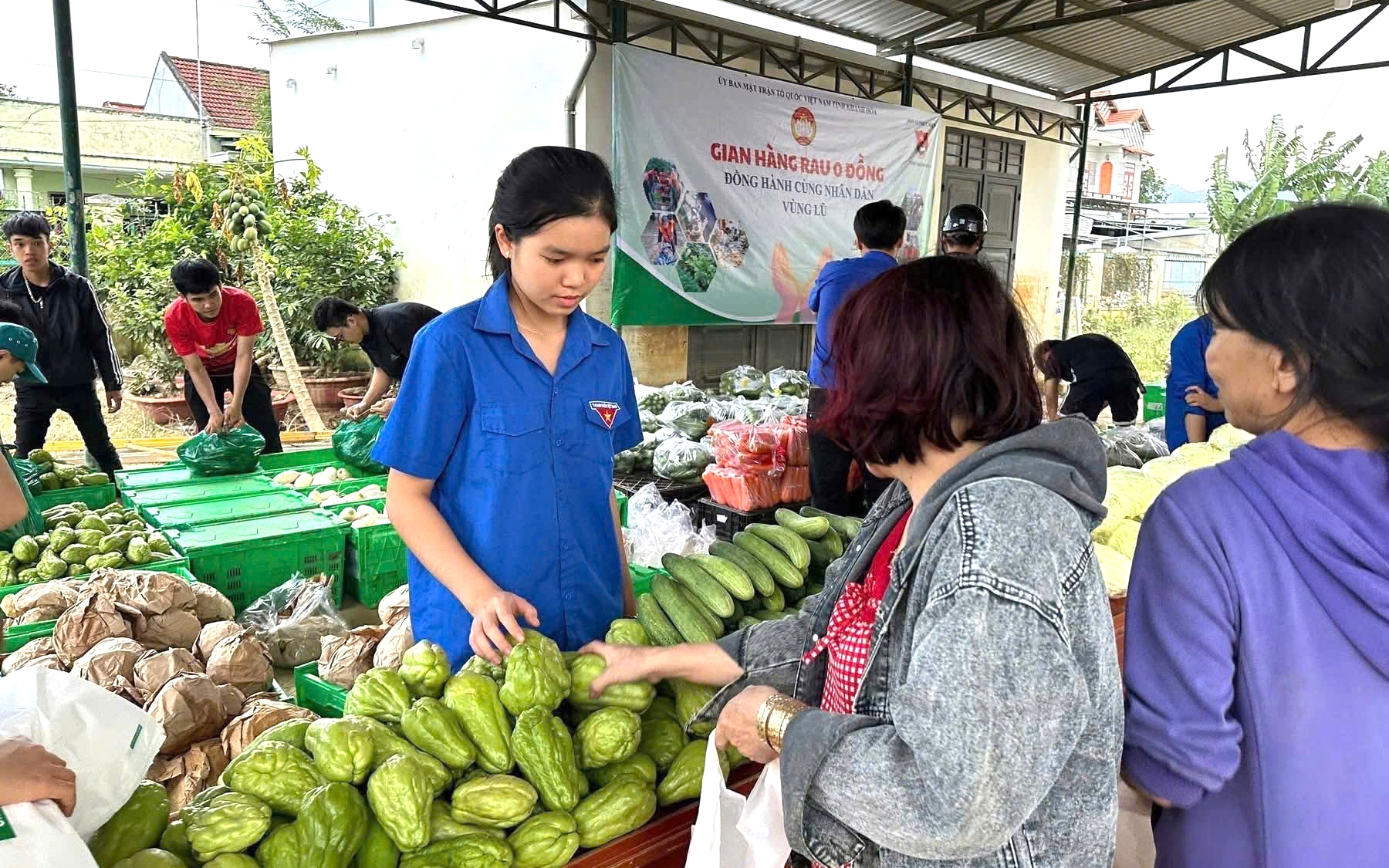 Người thuê trọ ở Khánh Hòa chưa có tạm trú cũng được hỗ trợ sau đợt lũ vừa qua- Ảnh 3. Gian hàng rau 0 đồng hỗ trợ người dân vùng lũ Khánh Hòa