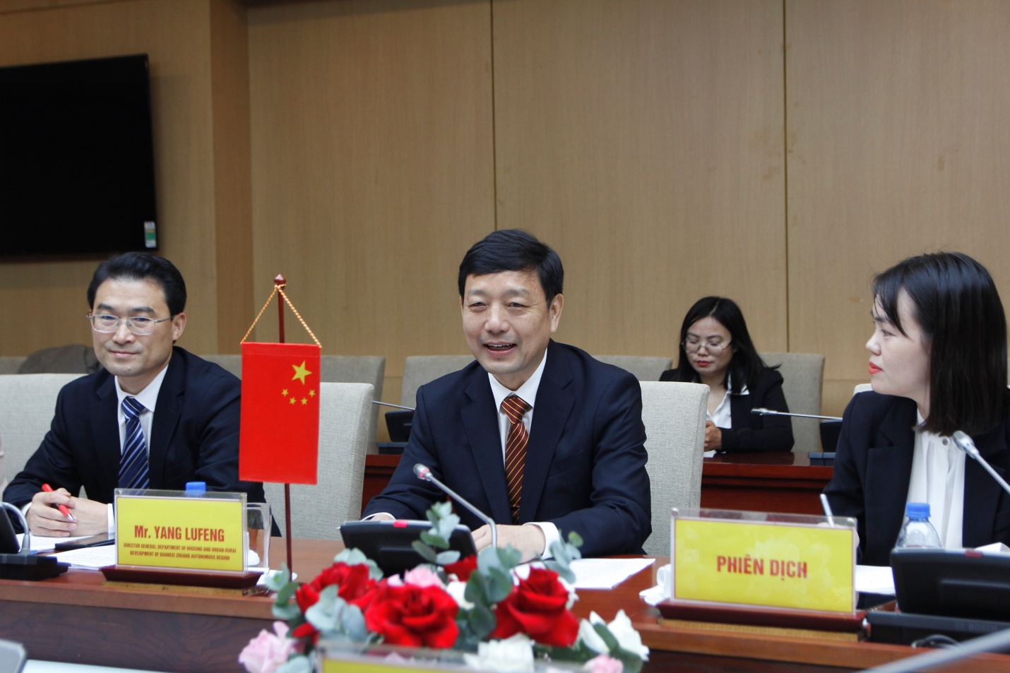 &Ocirc;ng Dương Lục Phong (giữa), Gi&aacute;m đốc Sở Nh&agrave; ở v&agrave; x&acirc;y dựng đ&ocirc; thị n&ocirc;ng th&ocirc;n tỉnh Quảng T&acirc;y b&agrave;y tỏ mong muốn th&uacute;c đẩy hợp t&aacute;c s&acirc;u sắc, thực chất với Bộ X&acirc;y dựng.