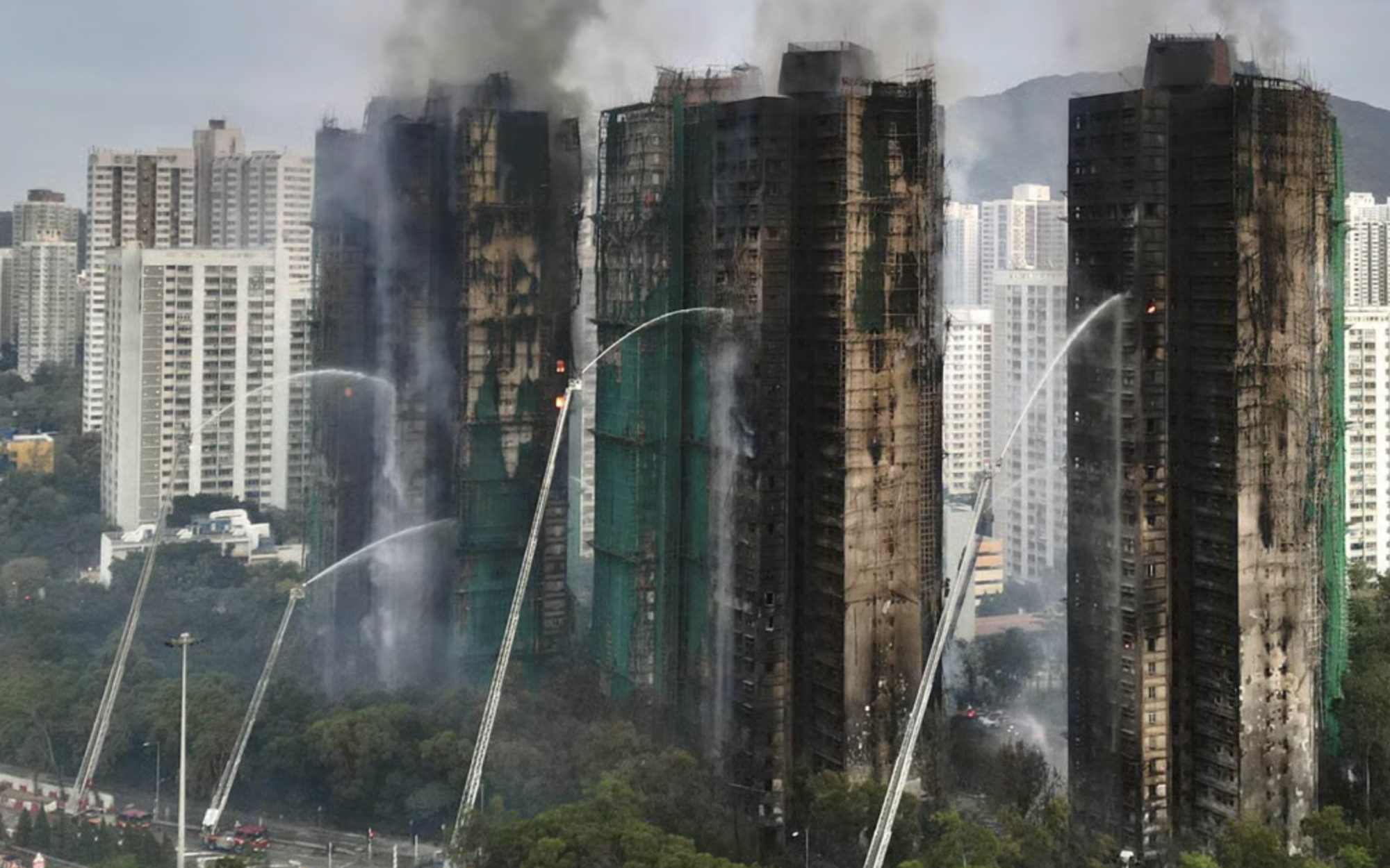 Vụ ch&aacute;y chung cư tại Hong Kong l&agrave;m dấy l&ecirc;n lo ngại rủi ro ch&aacute;y nổ từ gi&agrave;n gi&aacute;o tre