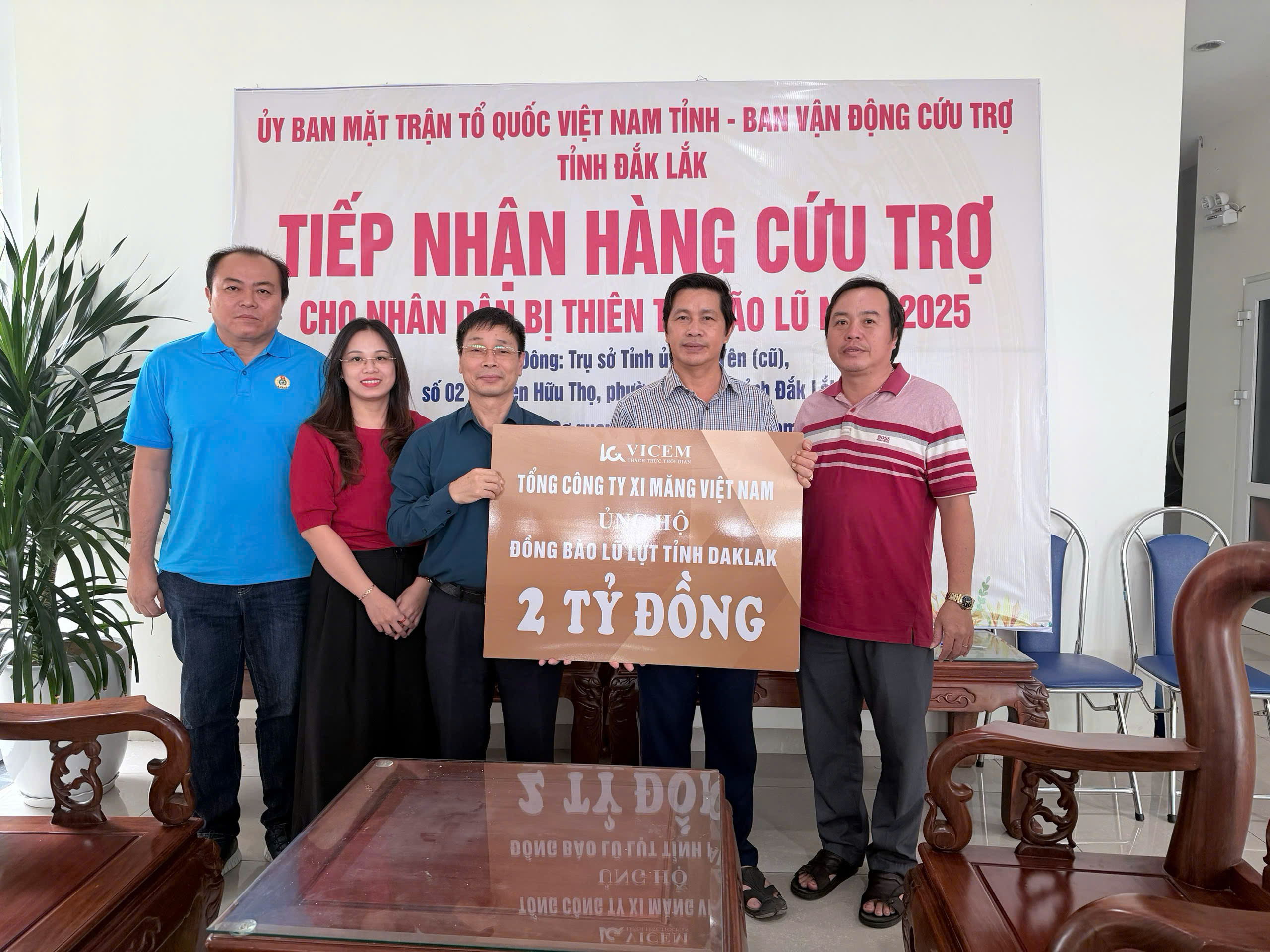 VICEM trao 6 tỷ đồng, hỗ trợ  b&agrave; con miền Trung t&aacute;i thiết- Ảnh 2.