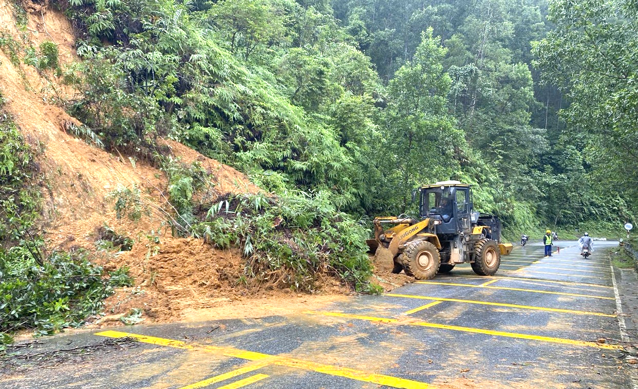 Huế: Nỗ lực khắc phục sạt lở, đảm bảo giao th&ocirc;ng sau lũ- Ảnh 2.