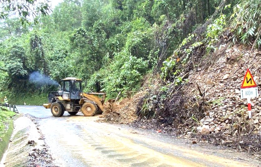 Huế: Nỗ lực khắc phục sạt lở, đảm bảo giao th&ocirc;ng sau lũ- Ảnh 6.