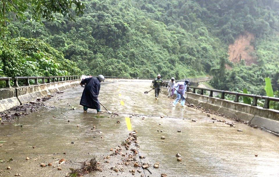Huế: Nỗ lực khắc phục sạt lở, đảm bảo giao th&ocirc;ng sau lũ- Ảnh 7.