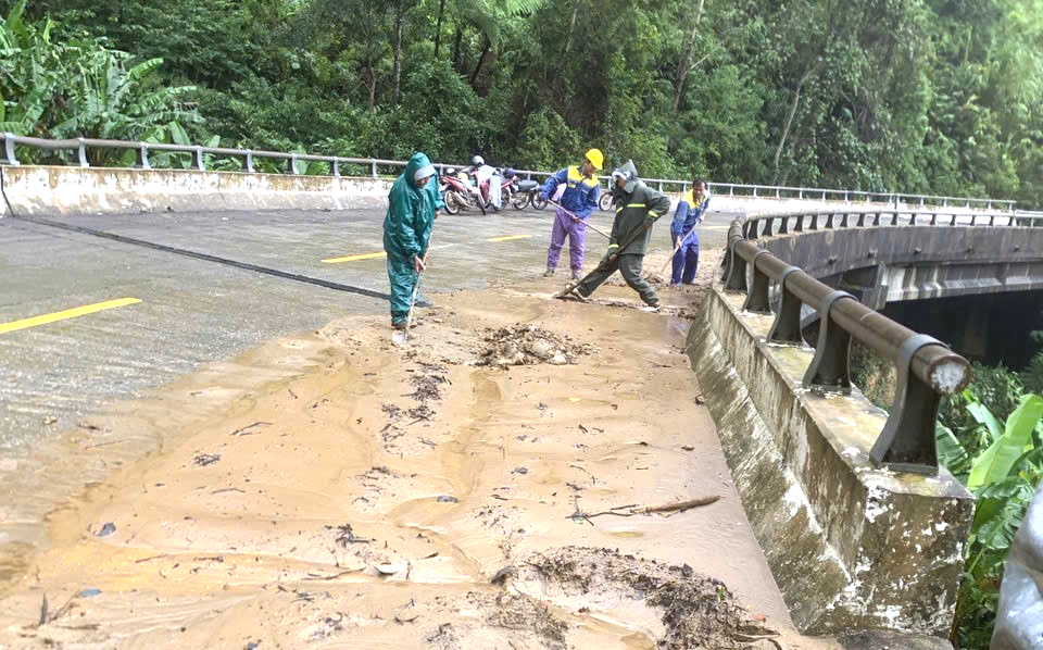 Huế: Nỗ lực khắc phục sạt lở, đảm bảo giao th&ocirc;ng sau lũ- Ảnh 12.