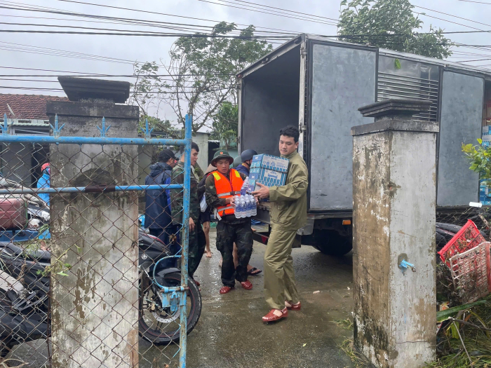 H&ograve;a Ph&aacute;t hỗ trợ người d&acirc;n Đắk Lắk 100.000m2 t&ocirc;n lợp khắc phục hậu quả b&atilde;o lũ- Ảnh 1.