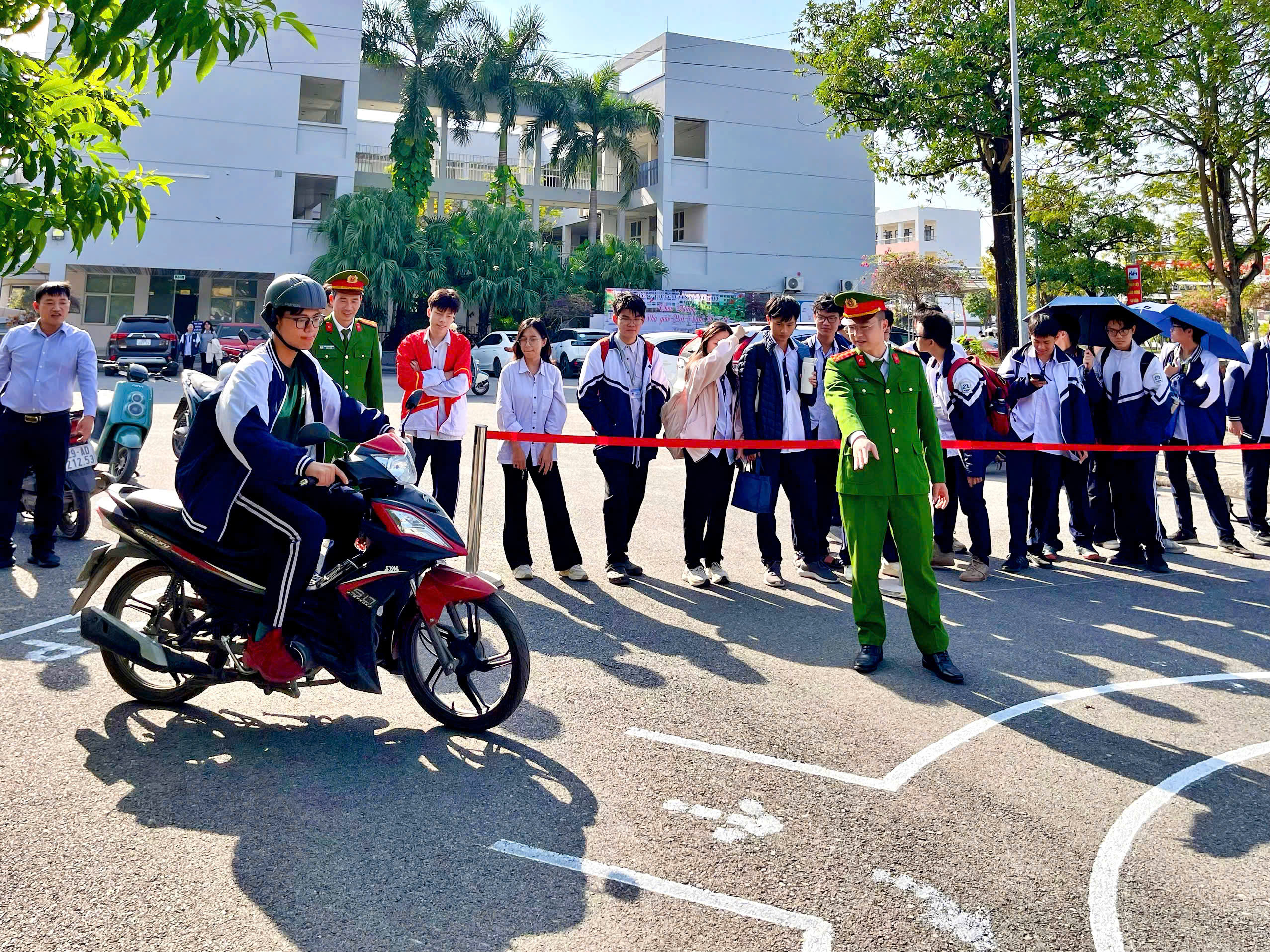 C&ocirc;ng an x&atilde;, phường ở H&agrave; Nội bắt đầu đ&agrave;o tạo l&yacute; thuyết v&agrave; dạy l&aacute;i xe cho học sinh- Ảnh 2.