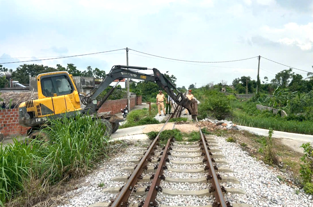 Quảng Ninh x&oacute;a h&agrave;ng chục lối đi tự mở, siết chặt h&agrave;nh lang an to&agrave;n giao th&ocirc;ng đường sắt- Ảnh 3.
