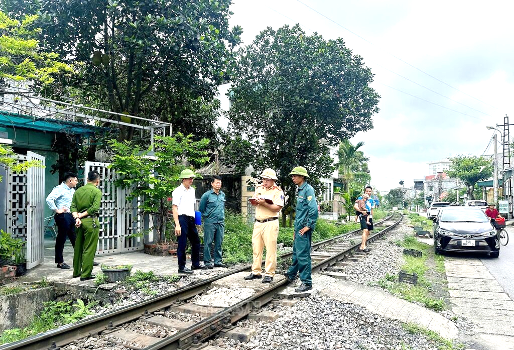 Quảng Ninh x&oacute;a h&agrave;ng chục lối đi tự mở, siết chặt h&agrave;nh lang an to&agrave;n giao th&ocirc;ng đường sắt- Ảnh 1.