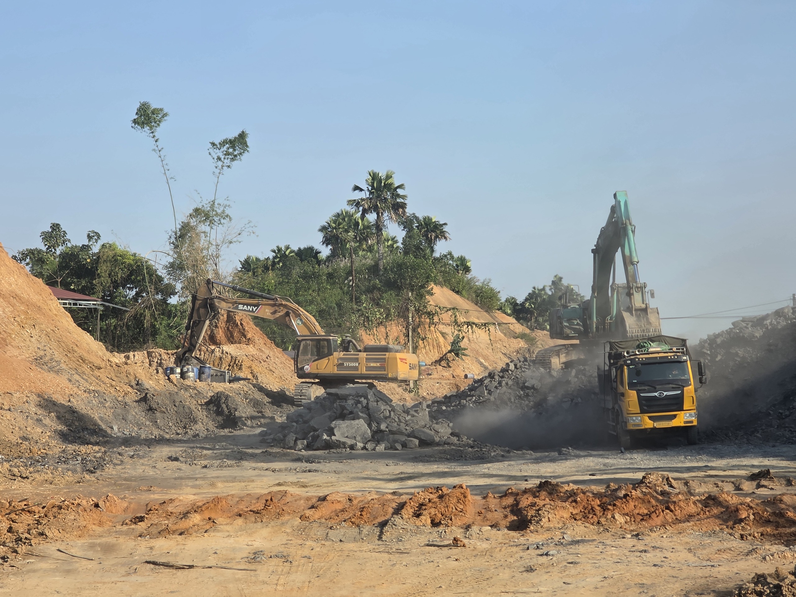 Tuyến đường hơn 500 tỷ đồng ở L&agrave;o Cai thi c&ocirc;ng "3 ca 4 k&iacute;p" để th&ocirc;ng tuyến trước 31/12- Ảnh 8.