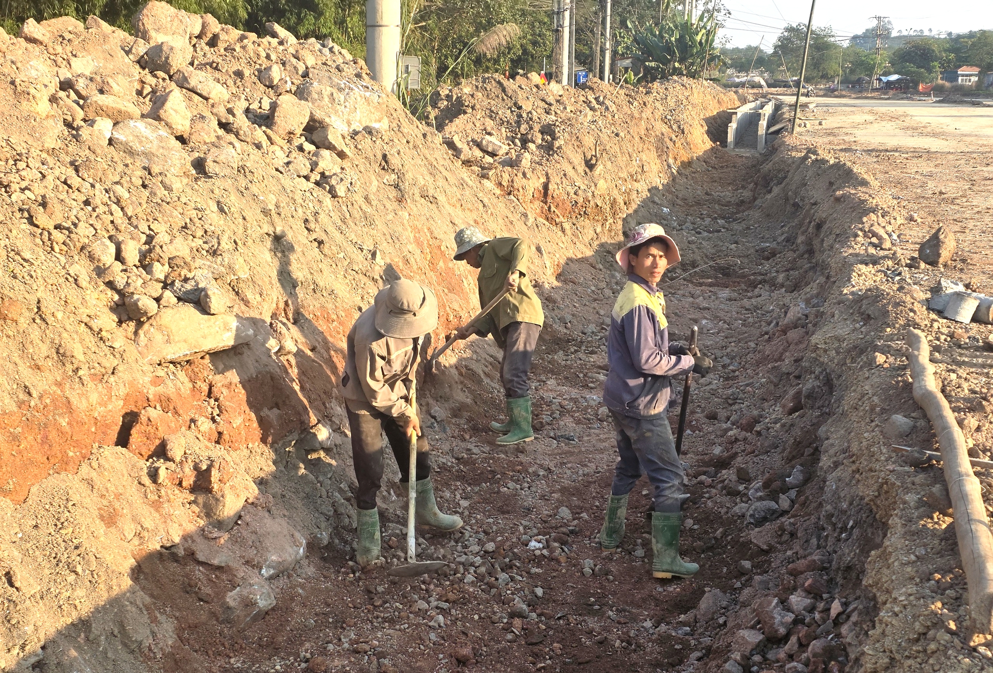 Tuyến đường hơn 500 tỷ đồng ở L&agrave;o Cai thi c&ocirc;ng "3 ca 4 k&iacute;p" để th&ocirc;ng tuyến trước 31/12- Ảnh 7.