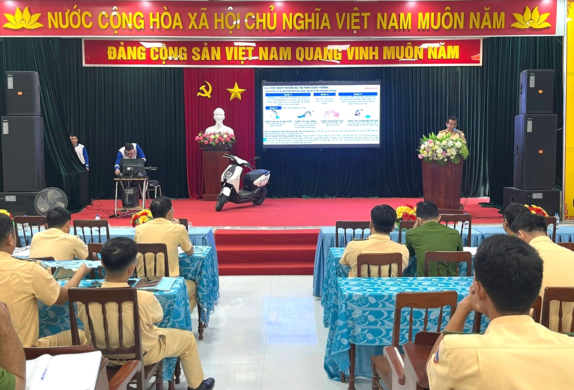 Quảng Ngãi: Tập huấn kỹ năng huấn luyện lái xe gắn máy an toàn cho CSGT và công an cấp xã- Ảnh 1. Quảng Ngãi: Tập huấn kỹ năng huấn luyện lái xe gắn máy an toàn cho CSGT và công an cấp xã- Ảnh 1.