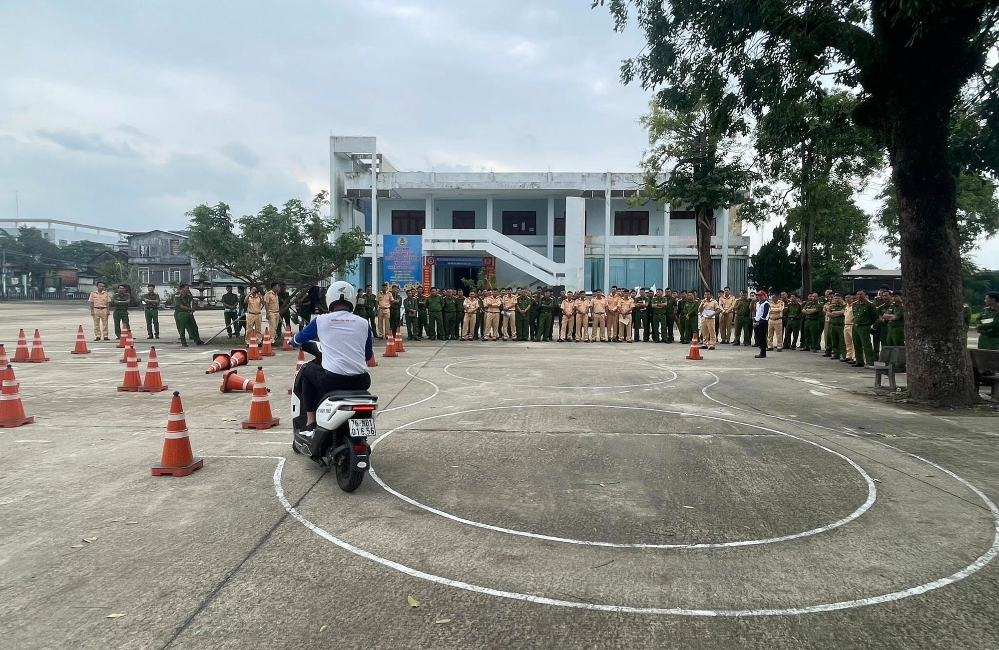 Quảng Ngãi: Tập huấn kỹ năng huấn luyện lái xe gắn máy an toàn cho CSGT và công an cấp xã- Ảnh 4. Quảng Ngãi: Tập huấn kỹ năng huấn luyện lái xe gắn máy an toàn cho CSGT và công an cấp xã- Ảnh 4.