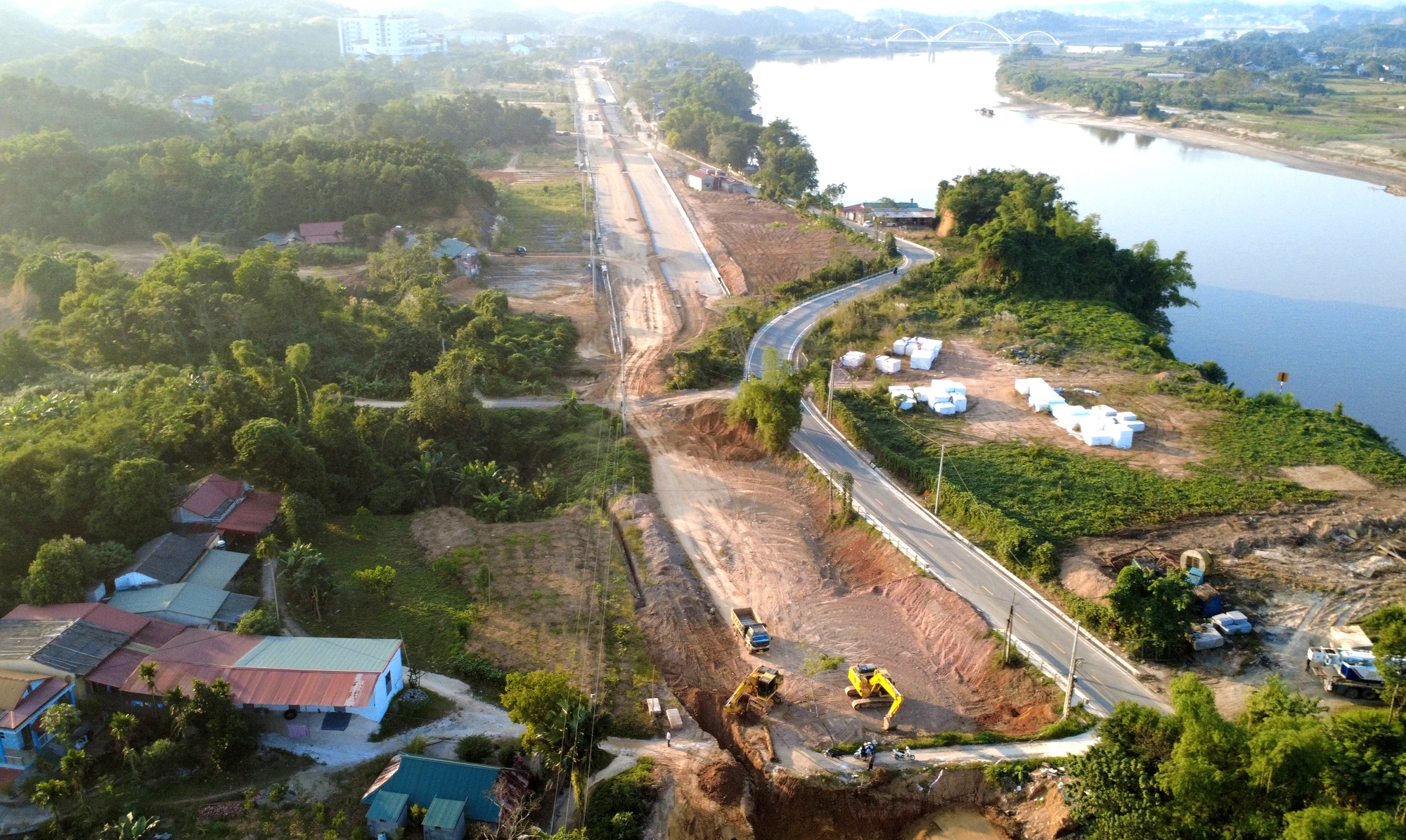 Tuyến đường hơn 500 tỷ đồng ở L&agrave;o Cai thi c&ocirc;ng "3 ca 4 k&iacute;p" để th&ocirc;ng tuyến trước 31/12- Ảnh 1.