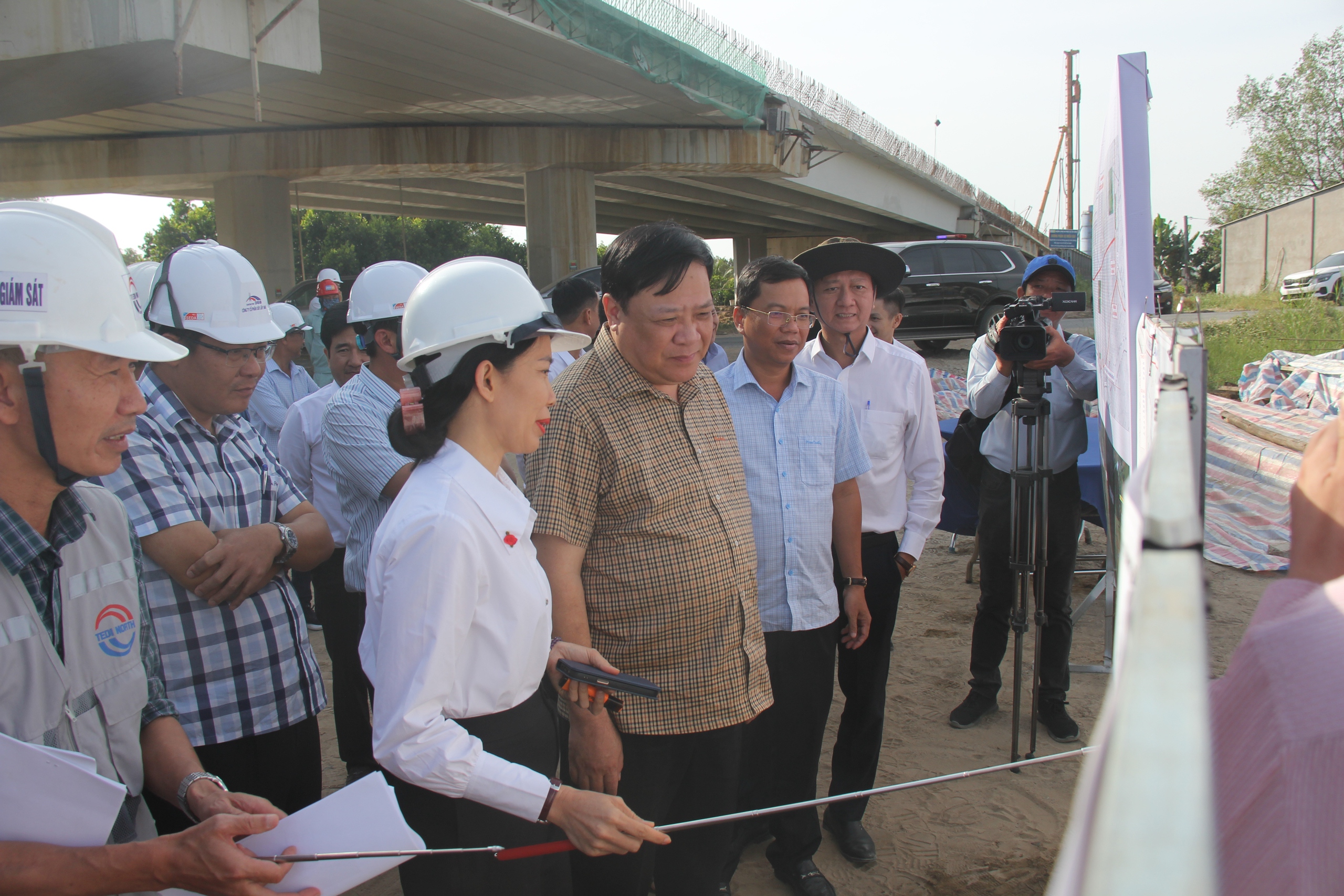 Chạy nước r&uacute;t thi c&ocirc;ng cao tốc Cao L&atilde;nh - An Hữu qua Đồng Th&aacute;p- Ảnh 1.