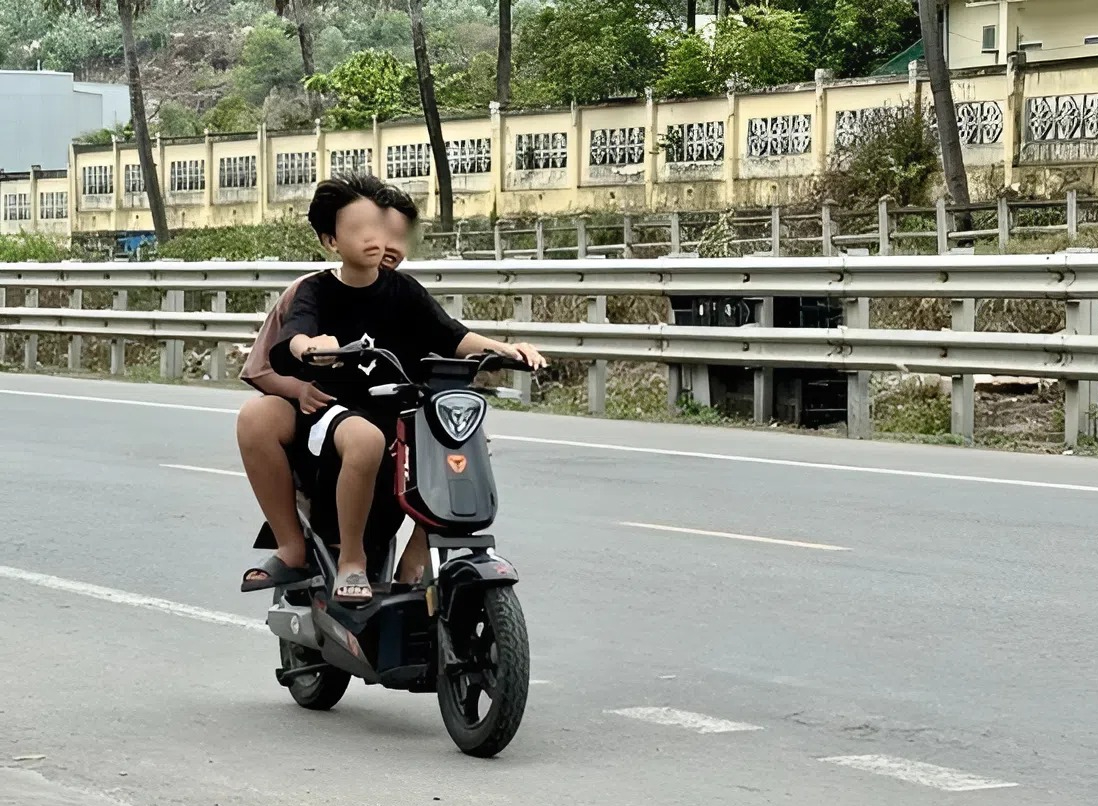 Lâm Đồng tăng cường giáo dục ý thức an toàn giao thông cho học sinh- Ảnh 1. Lâm Đồng tăng cường giáo dục ý thức an toàn giao thông cho học sinh- Ảnh 1.